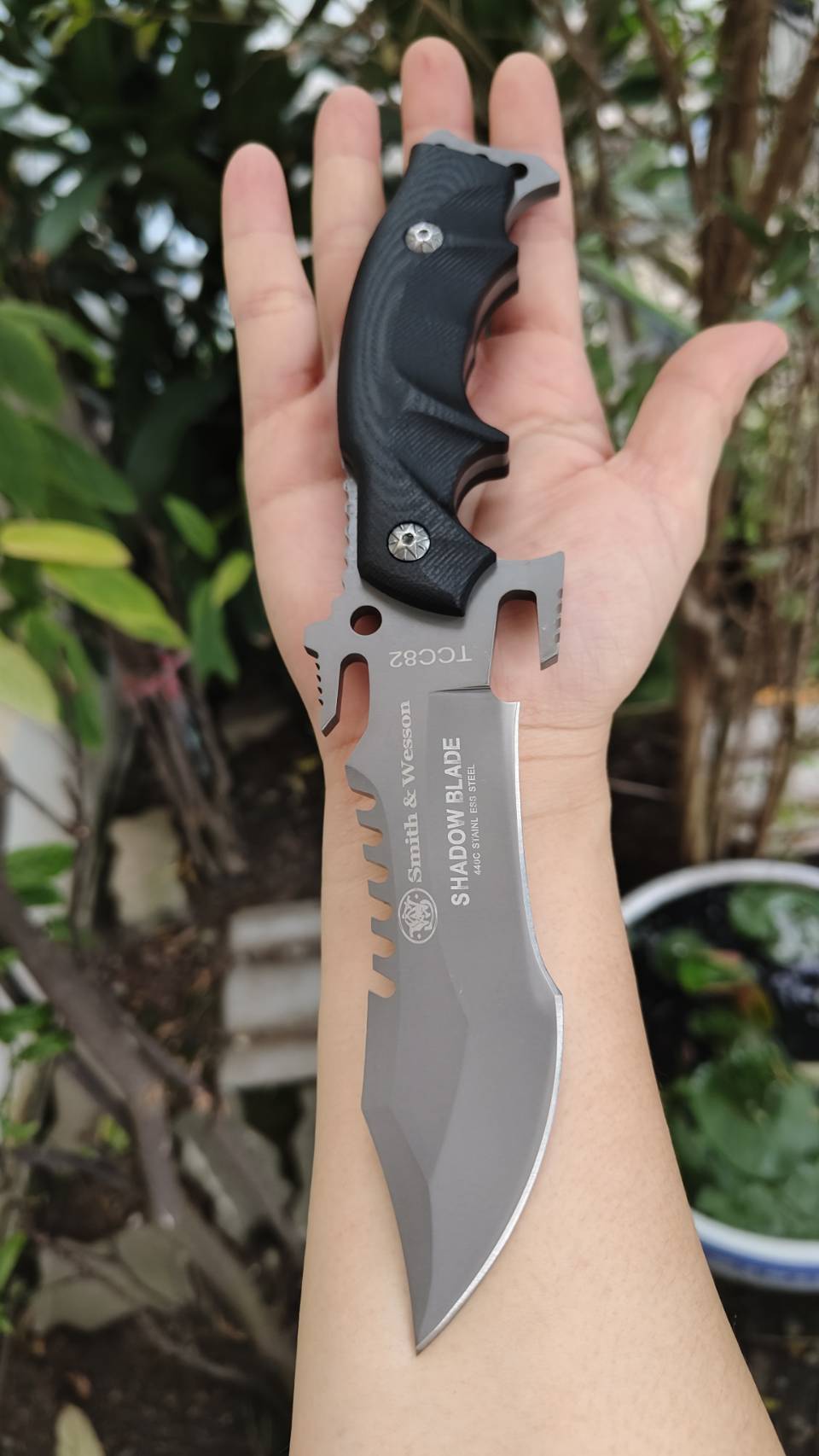 มีดแท็คติคอลรุ่น Shadow Blade ดุดัน แข็งแกร่ง พร้อมลุยทุกภารกิจ! 🔥 มีดต่อสู้ระดับพรีเมียม ดีไซน์ใบมีดทรง “Predator” พร้อมฟันเลื่อยด้านหลัง ใช้งานได้หลากหลายทั้งตัด กรีด หรือป้องกันตัว มาพร้อมนกหวีดฉุกเฉิน ด้ามจับ ออกแบบตามหลักสรีรศาสตร์ (Ergonomic