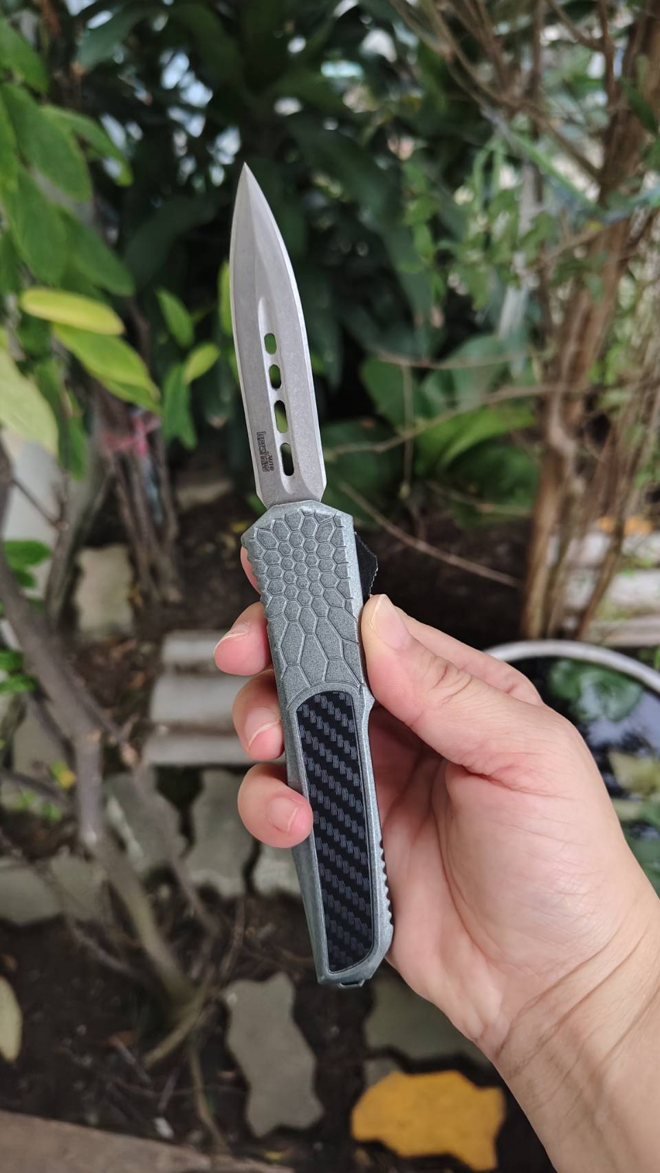 มีด OTF (Out The Front) Dagger ดีไซน์สุดล้ำ! ดุดัน ไม่เหมือนใคร! 🔥 มีดพับออโต้แบบ OTF (Out The Front) ที่ไม่ใช่แค่ใช้งานได้ แต่ยังสะท้อนรสนิยมที่ไม่ธรรมดา ระบบ OTF Dual Action: เปิด-ปิดใบมีดได้รวดเร็วทันใจ เพียงเลื่อนสไลด์ ไม่ต้องกลัวพลาด! ดีไซน์ด