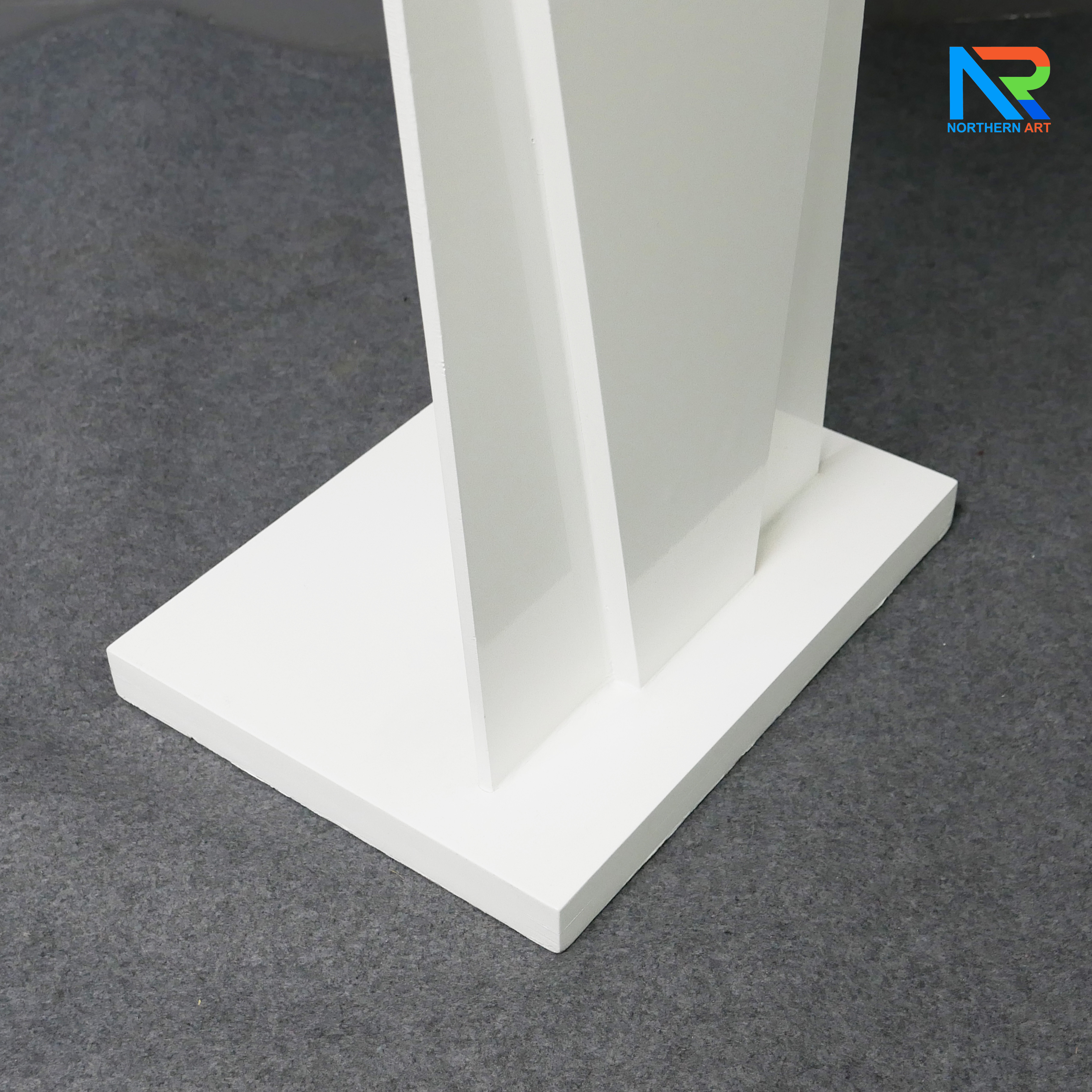 โพเดียมไม้สีขาว ทรงสามเหลี่ยม ขนาด (W) 45 x (L) 35 x (H) 118 cm. ด้านหน้าอะคริลิคใส ติดหมุด สำหรับติดโลโก้