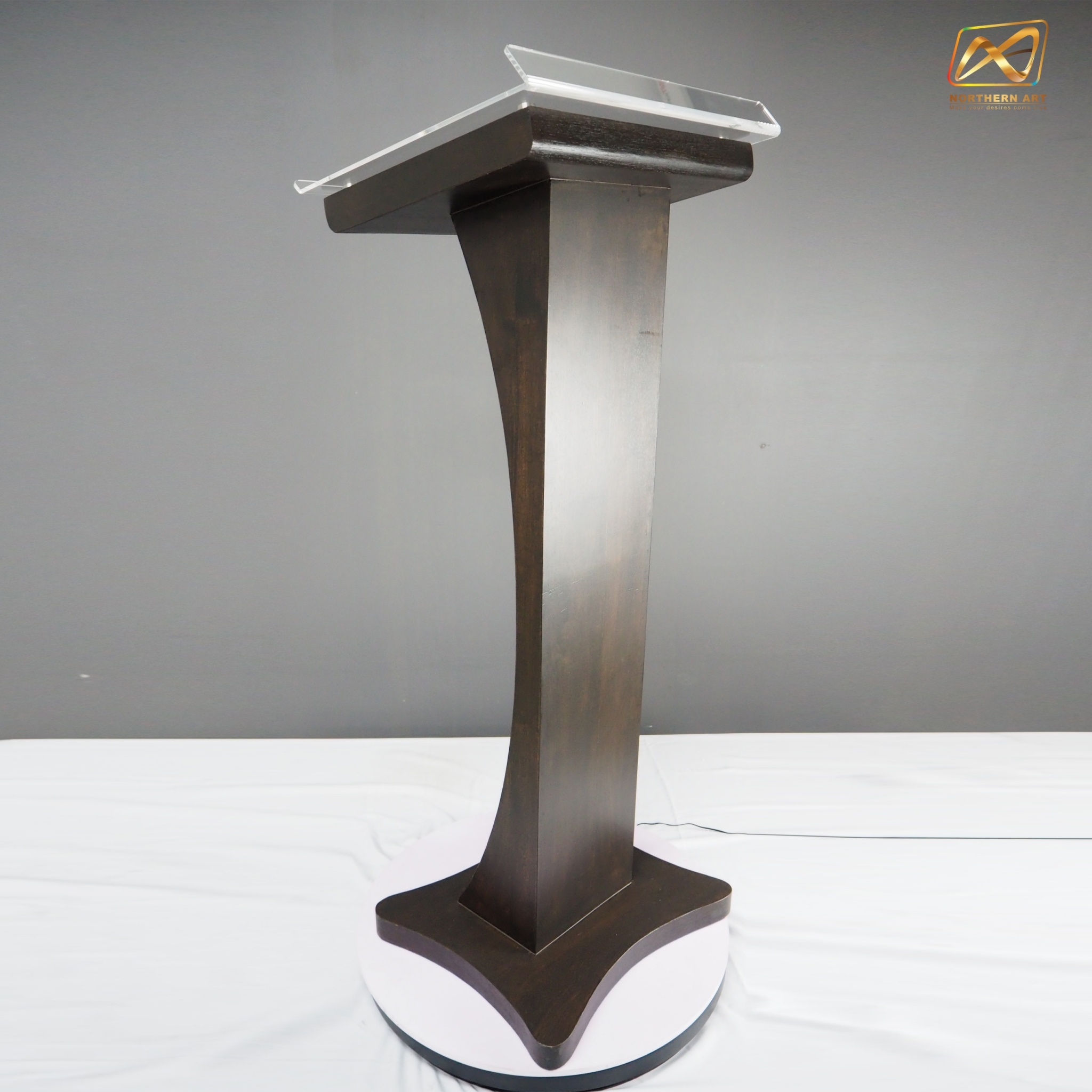 โพเดียมลายไม้ สีโอ๊คเข้ม ขนาด (W) 48 x (L) 40 x (H) 120 cm. Top เอียง ปิดทับอะคริลิคใสพร้อมหมุด