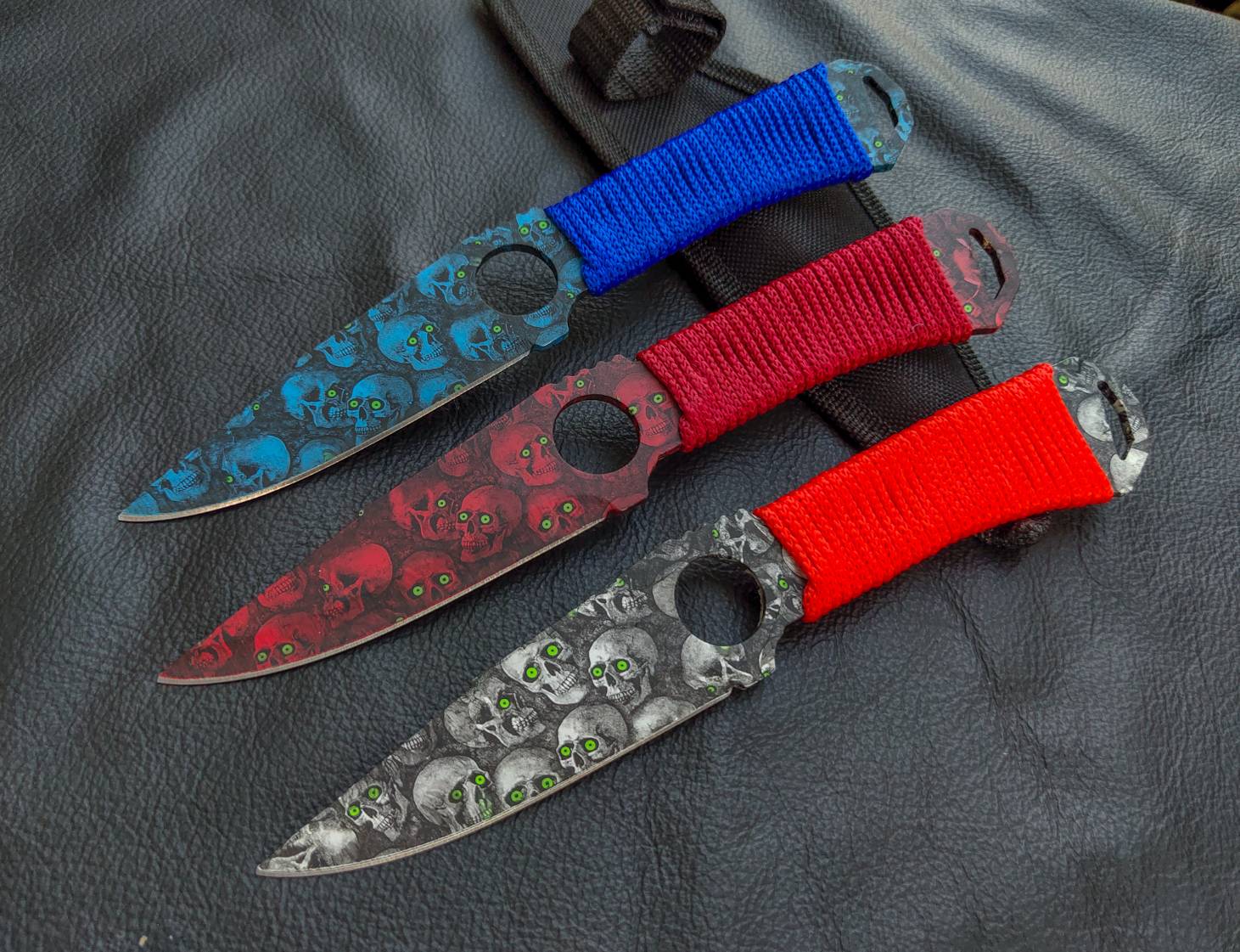 มีดขว้าง 3 IN 1 หัวกระโหลก 3สี มีดขว้างขนาดใหญ่บรรจุ 3เล่มใน 1ชุด ใบมีดเคลือหัวกระโหลก 3สี 3สไตล์ ด้ามจับพันเชือก 3สี สวยงามสะดุดตา คุ้มค่า