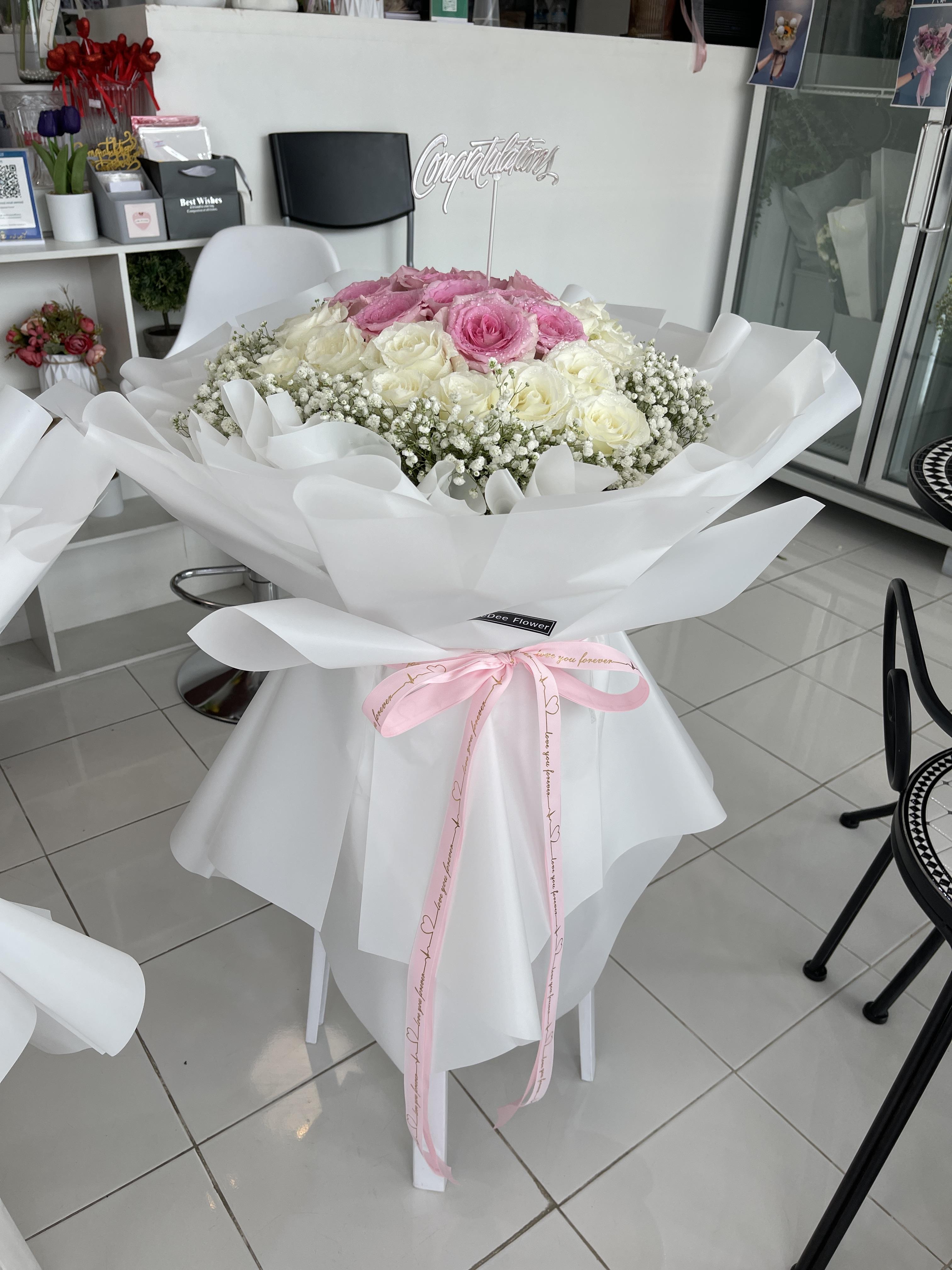 ช่อดอกกุหลาบสีขาว ชมพู 30 ดอก ช่อกุหลาบตั้งได้