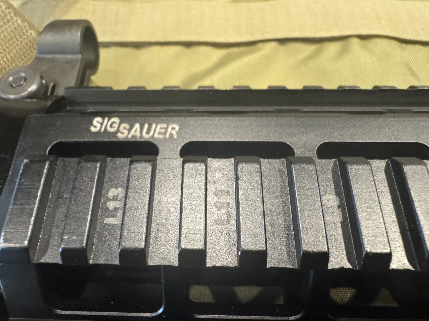 [ปืนฝากขายมือสอง] SIG 522 .22LR โครตสวย โครตสุด มาพร้อมแม็ก2ตัว ยิงดีมากๆยิงดีด้วย ระบบสมบรูณ์ !!
