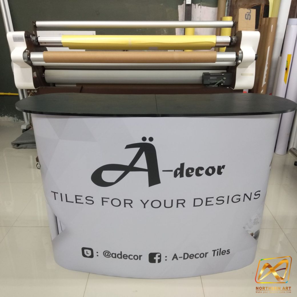 เคาน์เตอร์สำเร็จรูป รุ่นโค้ง TOPสีขาว มีช้นวาง ขนาด (W)133 x (D)39 x (H) 90 cm.โครงอะลูมิเนียม พับเก็บได้ เคลื่อนย้ายสะดวก