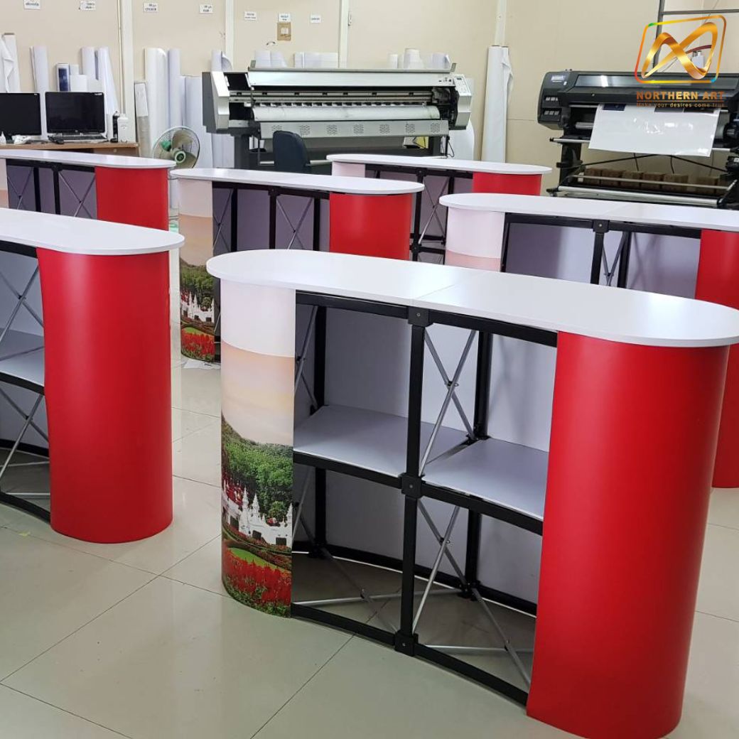 เคาน์เตอร์สำเร็จรูป รุ่นโค้ง TOPสีขาว มีช้นวาง ขนาด (W)133 x (D)39 x (H) 90 cm.โครงอะลูมิเนียม พับเก็บได้ เคลื่อนย้ายสะดวก