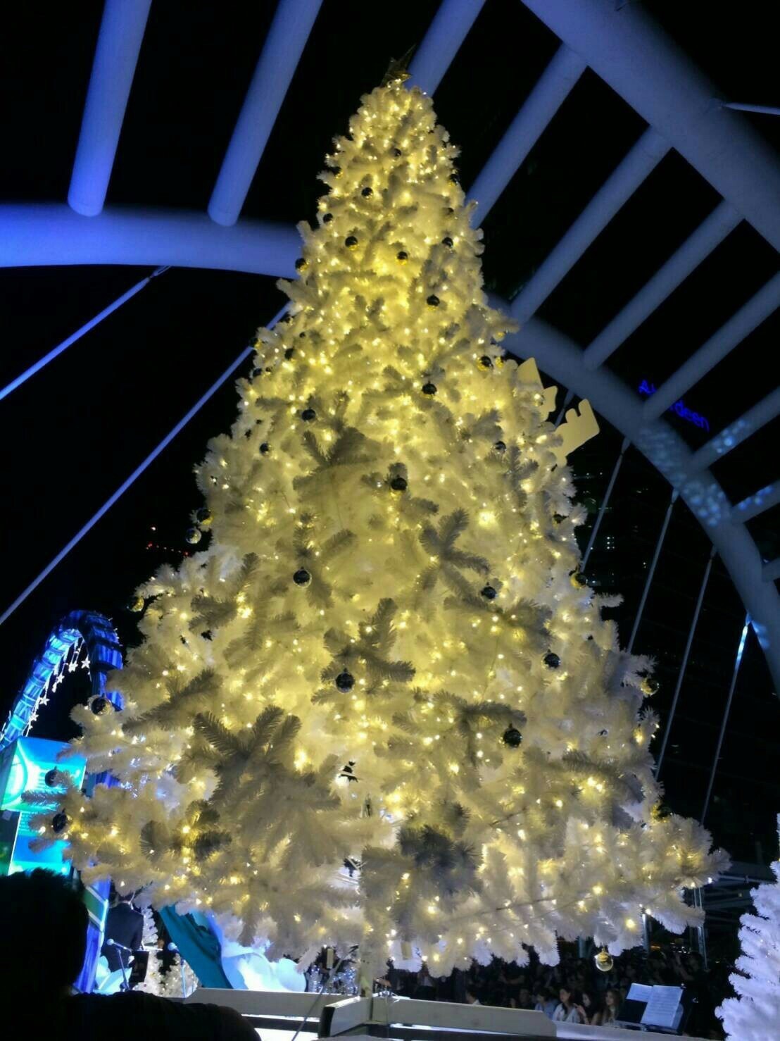 แบบต้นคริสต์มาสปลอม ตกแต่งสีขาว สีสันของงานเลี้ยงวันคริสต์มาสยอดนิยม