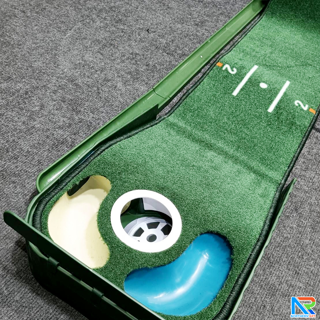 เกมส์กอล์ฟ ขนาด (W)30 x (L)284 x (H)10 cm. พร้อมไม้พัตเตอร์ปรับระดับได้ 1 อัน และลูกกอล์ฟโฟม 10 ลูก