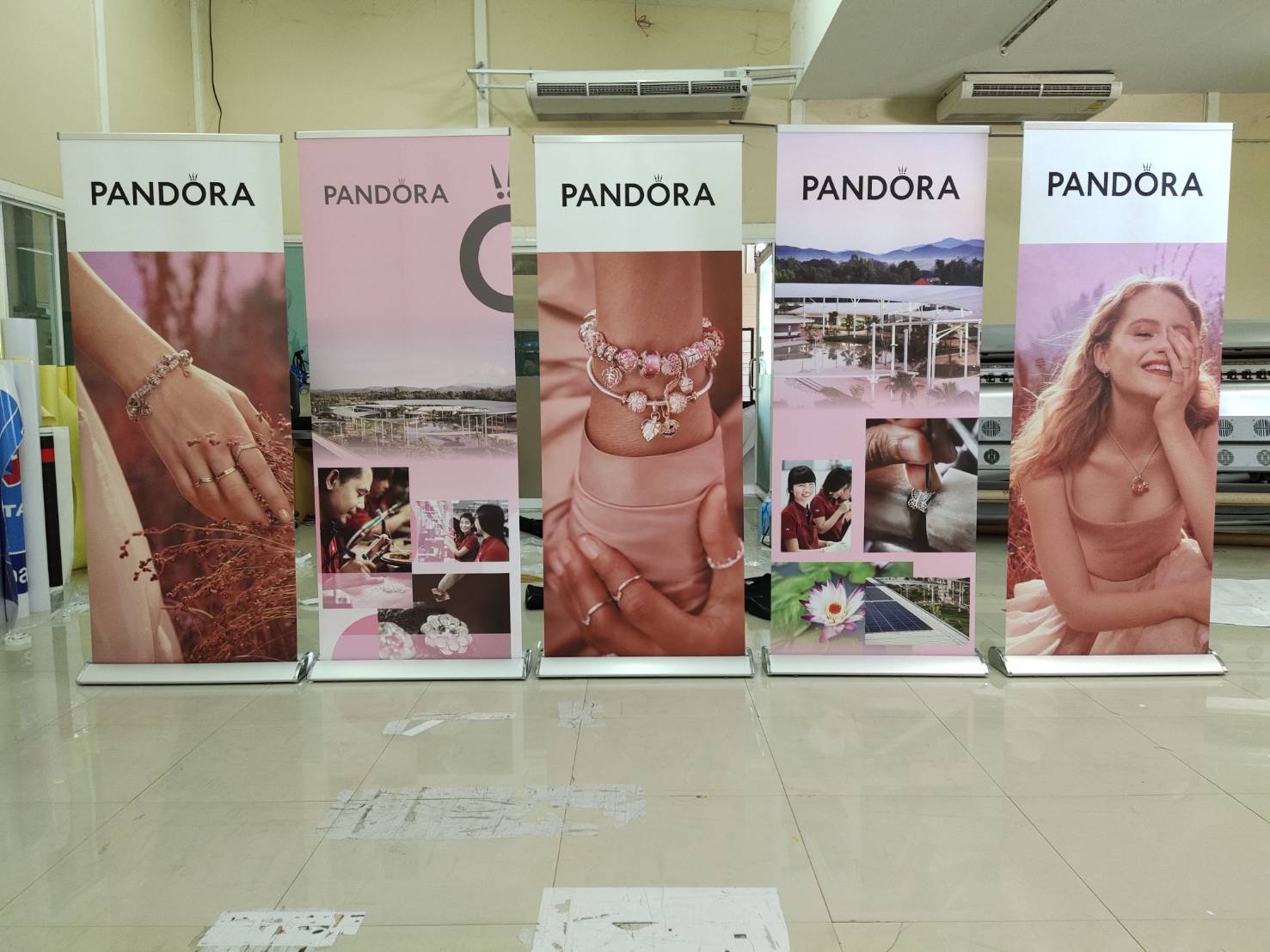 ROLL UP GRADE A โรลอัพ ขนาด 60x160 ซม. โครงสร้างอะลูมิเนียมทั้งชุด แข็งแรง ทนทาน ม้วนเก็บได้ พกพาสะดวก