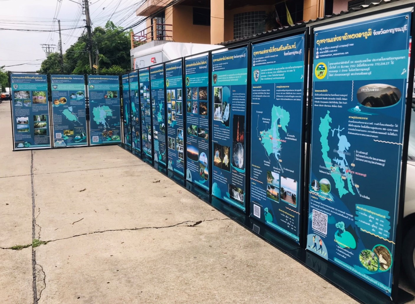 ป้ายตั้งพื้น แบบแขวน ขนาด 80x180 ซม. ฐานเหล็กทึบ สีดำ ถอดประกอบได้ เคลื่อนย้ายสะดวก