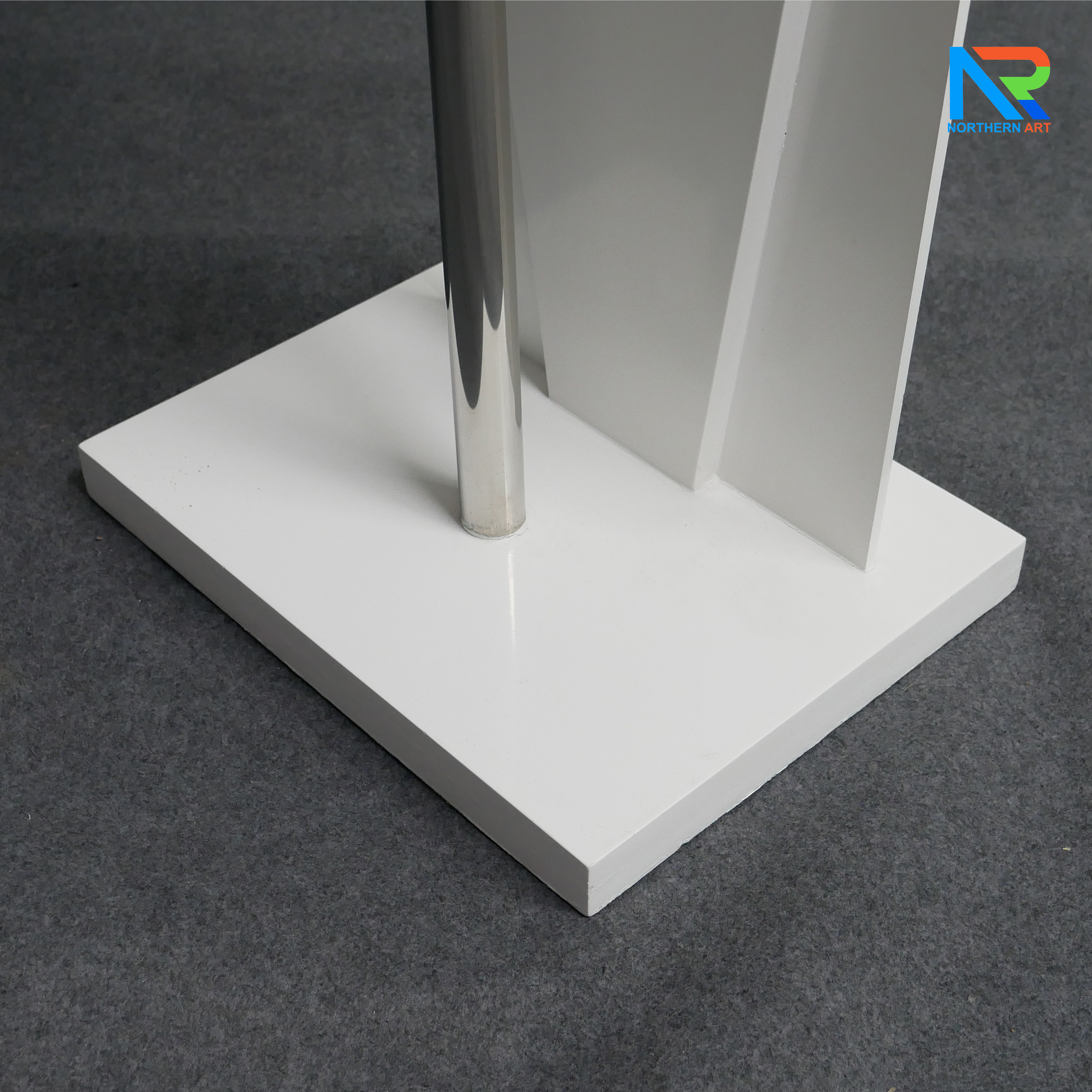 โพเดียมไม้สีขาว ทรงสามเหลี่ยม ขนาด (W) 45 x (L) 35 x (H) 118 cm. ด้านหน้าอะคริลิคใส ติดหมุด สำหรับติดโลโก้