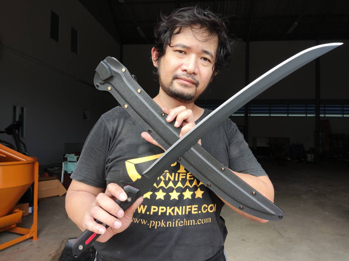 ดาบฟ้าร้อง2 ดาบ รุ่นนี้น้ำหนักเบา กวัดแกว่ง พลิ้วไหว เช่นเดิม เพิ่มเติมคือด้ามที่ยาวขึ้น จับได้ทั้ง2มือ