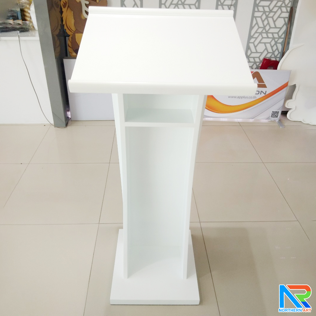 โพเดียมไม้ สีขาว ทรงโค้ง ขนาด (W) 50 x (L) 40 x (H) 120 cm. สไตล์โมเดิร์น พร้อมชั้นวางของ