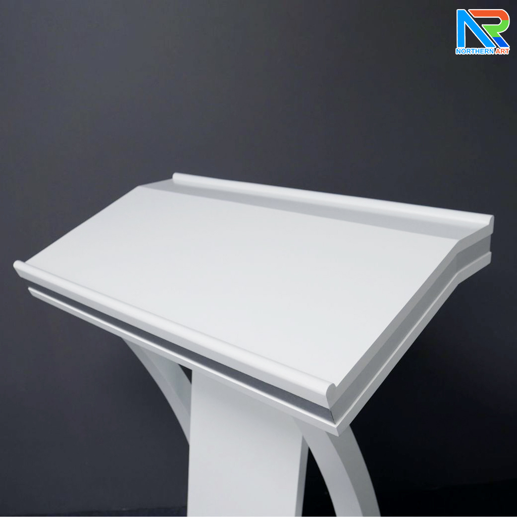 โพเดียมไม้ ยืนคู่ สีขาว ขนาด (W)90 x (L)52 x (H)120 cm. ตกแต่งแถบลามิเนตสีเงินเงาTOPและเสาข้าง