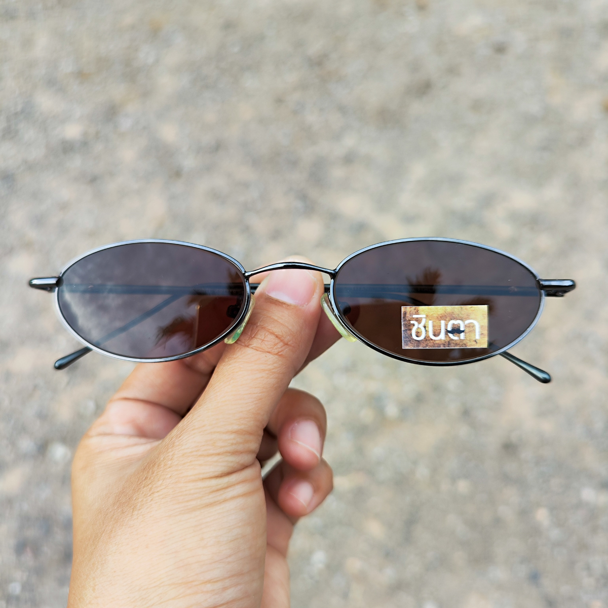 แว่นวินเทจ แว่นตากันแดด แว่น Handmade แว่นเก่าเก็บยุค 90 ชินตา รุ่น Black Metro Brown ทรงรี กรอบสีดำเมทาลิค เท่ห์ๆ ไม่ซ้ำใคร ใช้เลนส์กันแดดคุณภาพดี ใส่ได้ทั้งชายและหญิง
