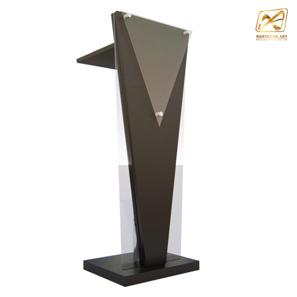 โพเดียมไม้สีดำ ทรงสามเหลี่ยม ขนาด (W) 45 x (L) 35 x (H) 120 cm. ด้านข้างอะคริลิคใส หนา 8 มม. ด้านหน้าอะคริลิคใส ติดหมุด สำหรับติดโลโก้