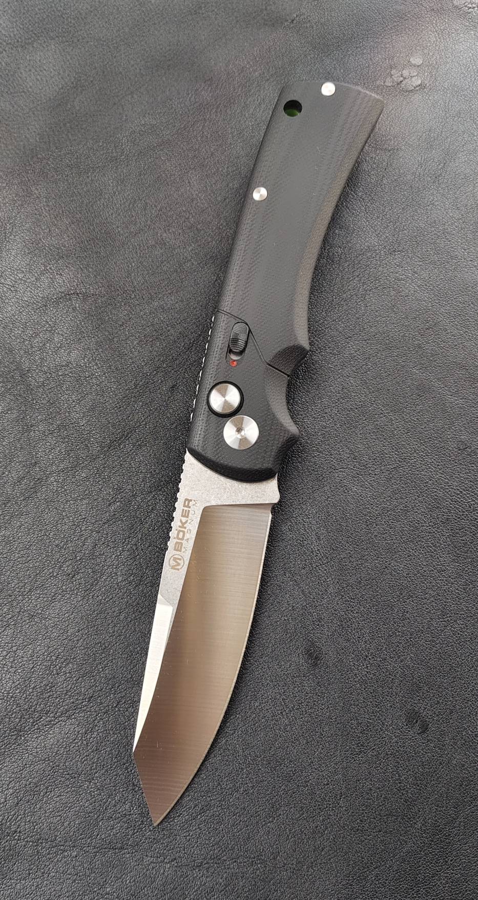 BOKER G10 440A มีดพับระบบสปริง assassin มีปุ่มเซฟโหมด ป้องกันเปิดใบโดยไม่ตั้งใจ ใบมีดแบบ Clip point ปาดเฉือนดีเยี่ยม ด้ามจับทำจาก G10 งานสวยเนื้อละมุน มาพร้อมคลิปหนีบสีเงิน