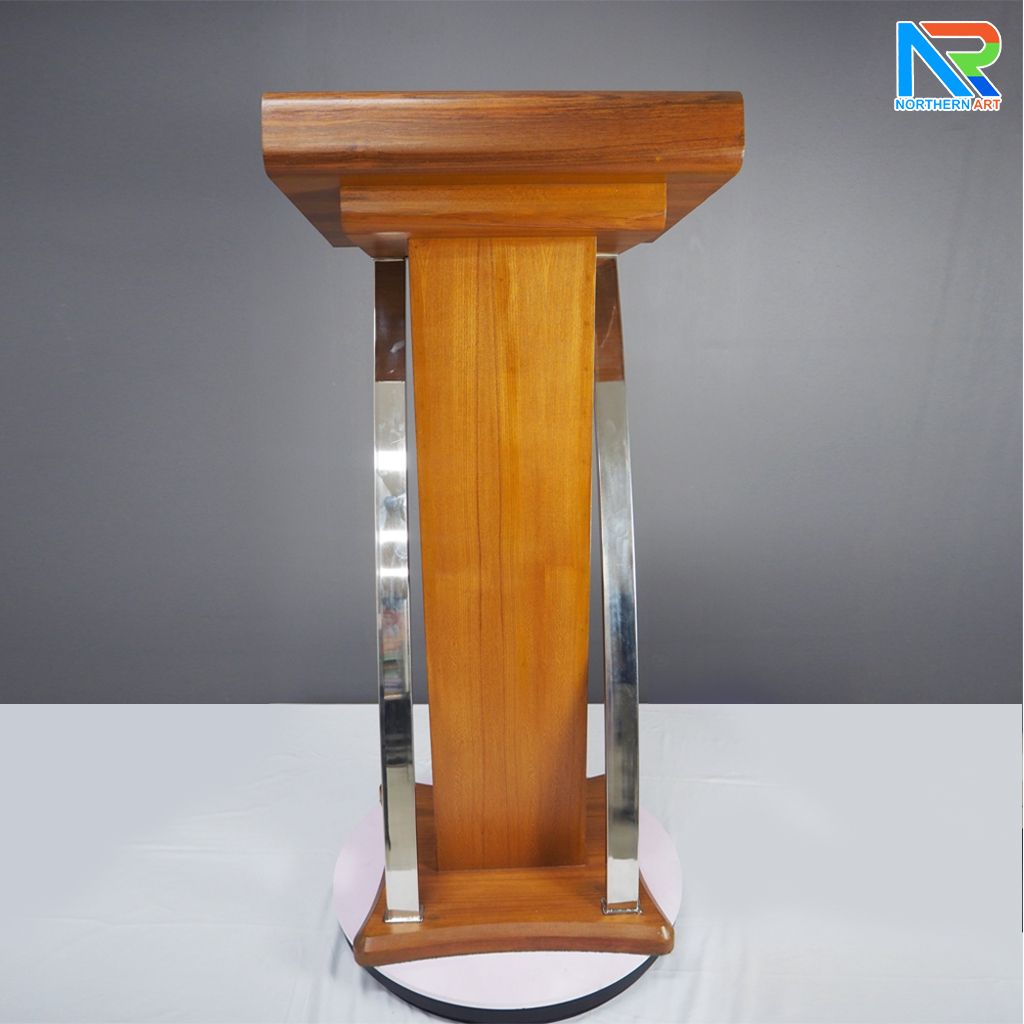 โพเดียมไม้ สีสัก ตกแต่งสแตนเลสเกรด304 ขนาด (W) 55 x (L) 50 x (H) 120 cm.