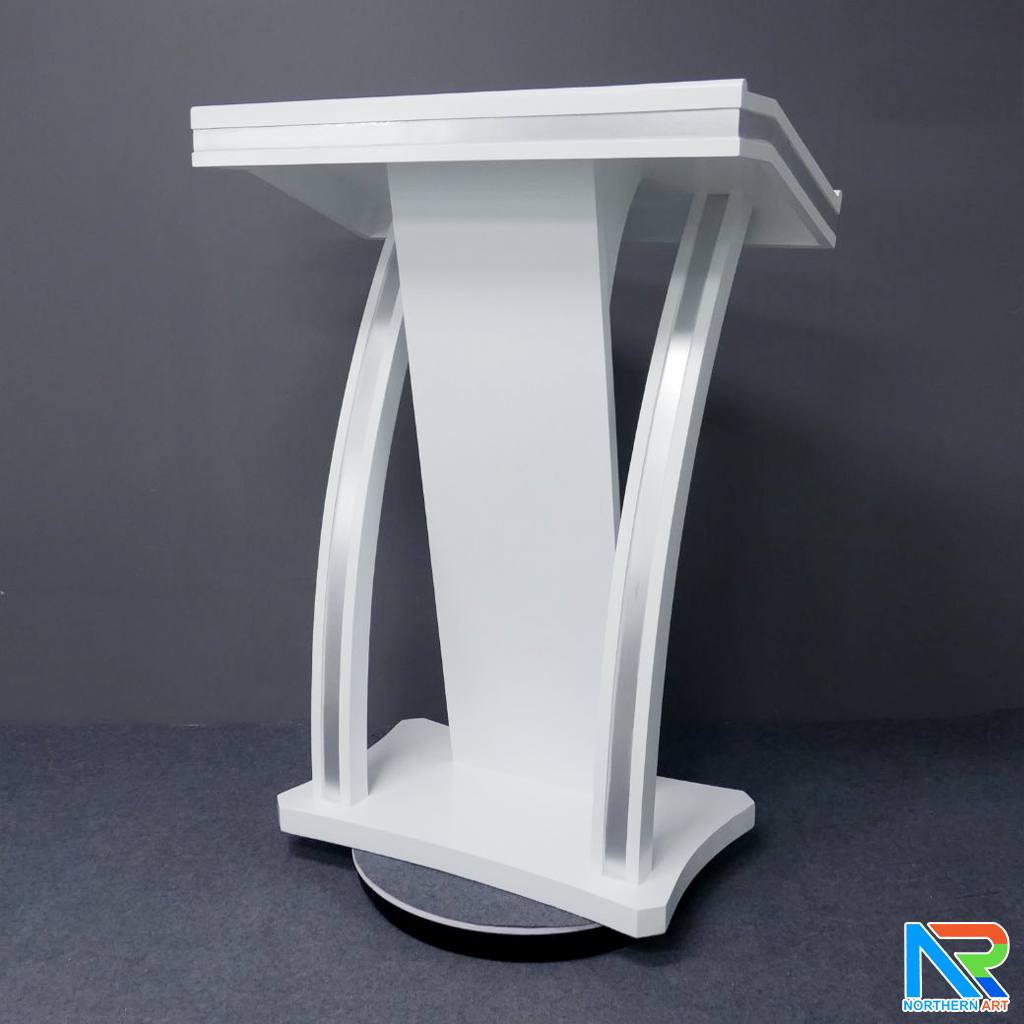 โพเดียมไม้ ยืนคู่ สีขาว ขนาด (W)90 x (L)52 x (H)120 cm. ตกแต่งแถบลามิเนตสีเงินเงาTOPและเสาข้าง