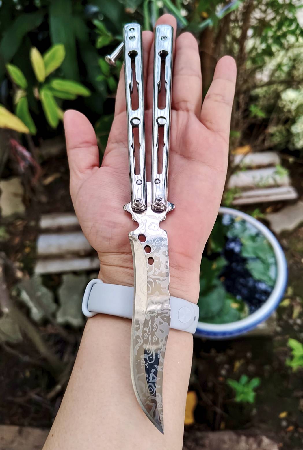 มีดควงบาลิซอง ใบทรงโบวี่ส ทั้งใบและด้ามเป็นสแตนเลสเต็มชิ้นหนาๆ เล่มใหญ่ แน่นมือ ใบทรงโบวี่ให้เส้นคมเด่น เตะตา และใช้งานได้ดี ตัวใบและผิวด้าม ลงลายกัดเลเซอร์ ลายชัด ดูมีมิติ ไม่ใช่งานเรียบธรรมดาๆ บาลานซ์น้ำหนักดี หมุนได้คุมง่าย ไม่ปลิว