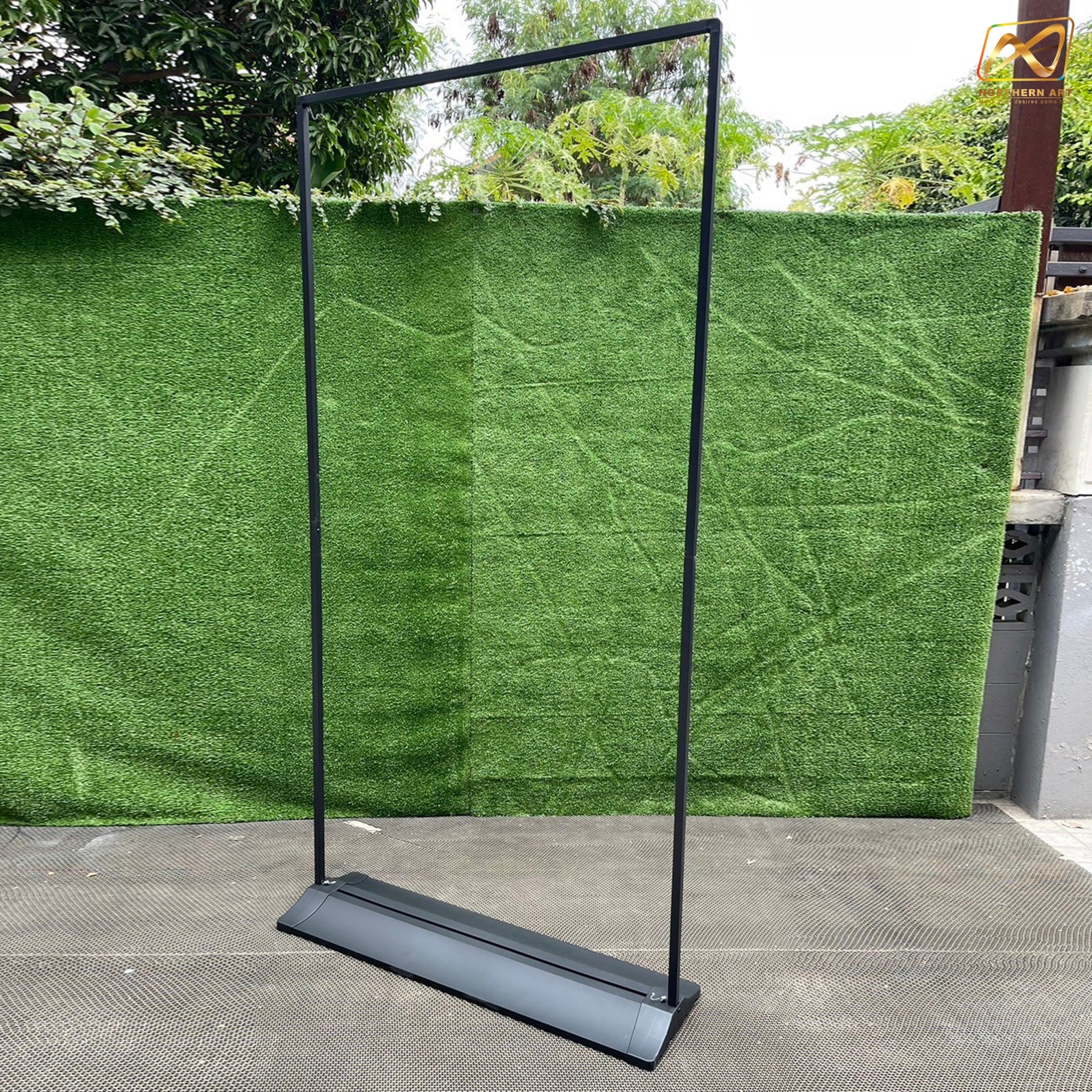 ป้ายตั้งพื้น รุ่นแขวน แบบ 2 เฟรม ฐานพลาสติกขึ้นรูป ขนาด 100x200 ซม. โครงเหล็กสีดำพร้อมขอแขวน 4 มุม ถอดประกอบได้ เคลื่อนย้ายสะดวก