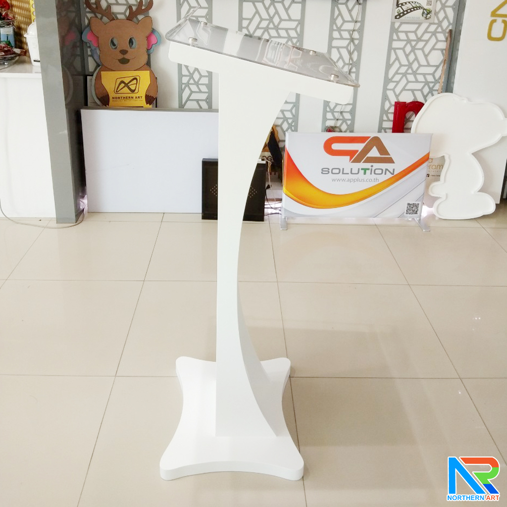 โพเดียมไม้ สีขาว ขนาด (W) 48 x (L) 40 x (H) 120 cm. Top เอียง ปิดทับอะคริลิคใสพร้อมหมุด