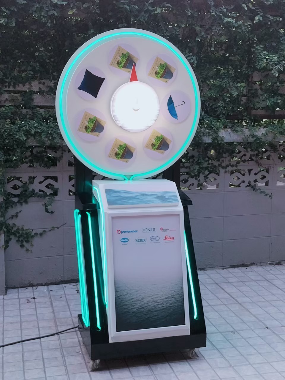 เช่าเกมส์วงล้อ มีไฟ มือหมุน ขนาด (W) 80 x (H) 162 ซม.พร้อมกรอบสแนปเฟรม สำหรับใส่ภาพด้านหน้า