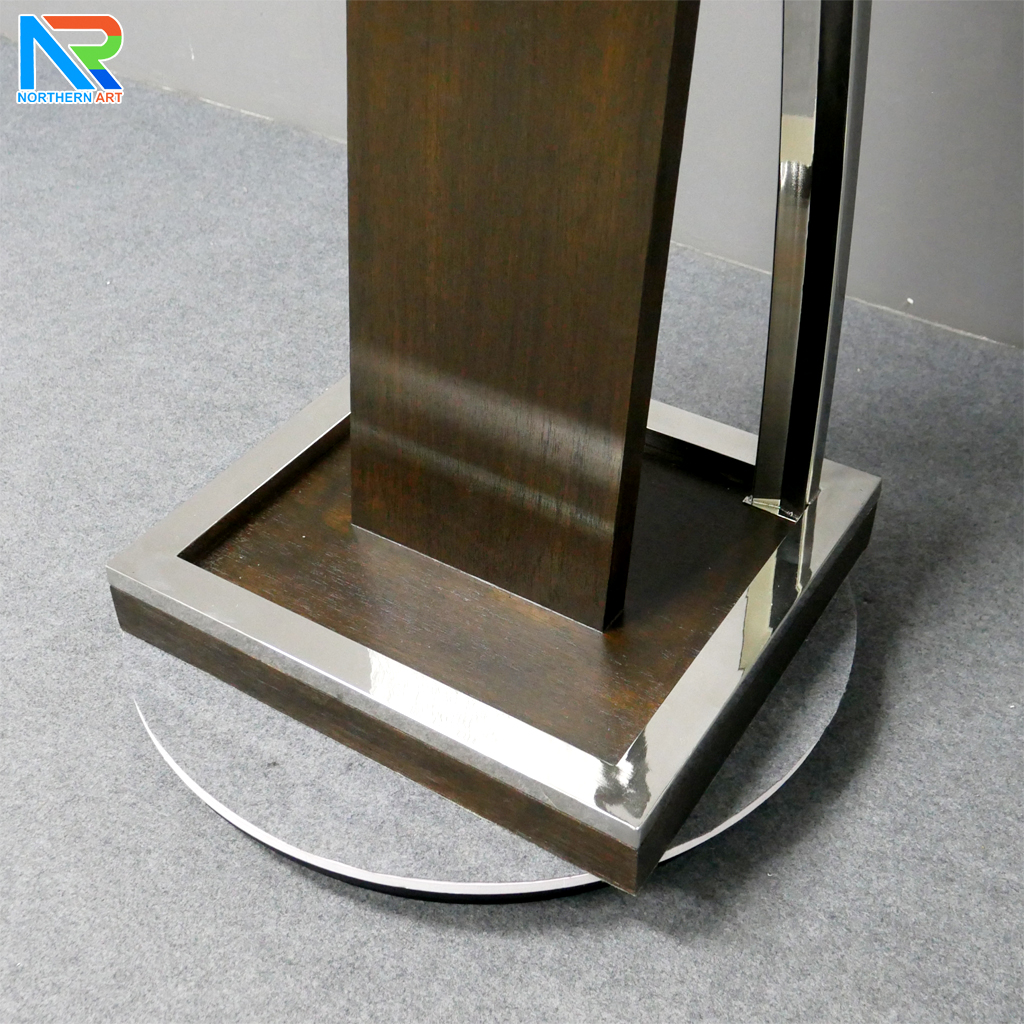 โพเดียมไม้จริง สีโอ๊คน้ำตาล PD-01 ขนาด (W) 48x (L) 51 (H) 120 cm Top หุ้มสแตนเลส เกรด 304 พร้อมตกแต่งเสาโค้งสแตนเลส