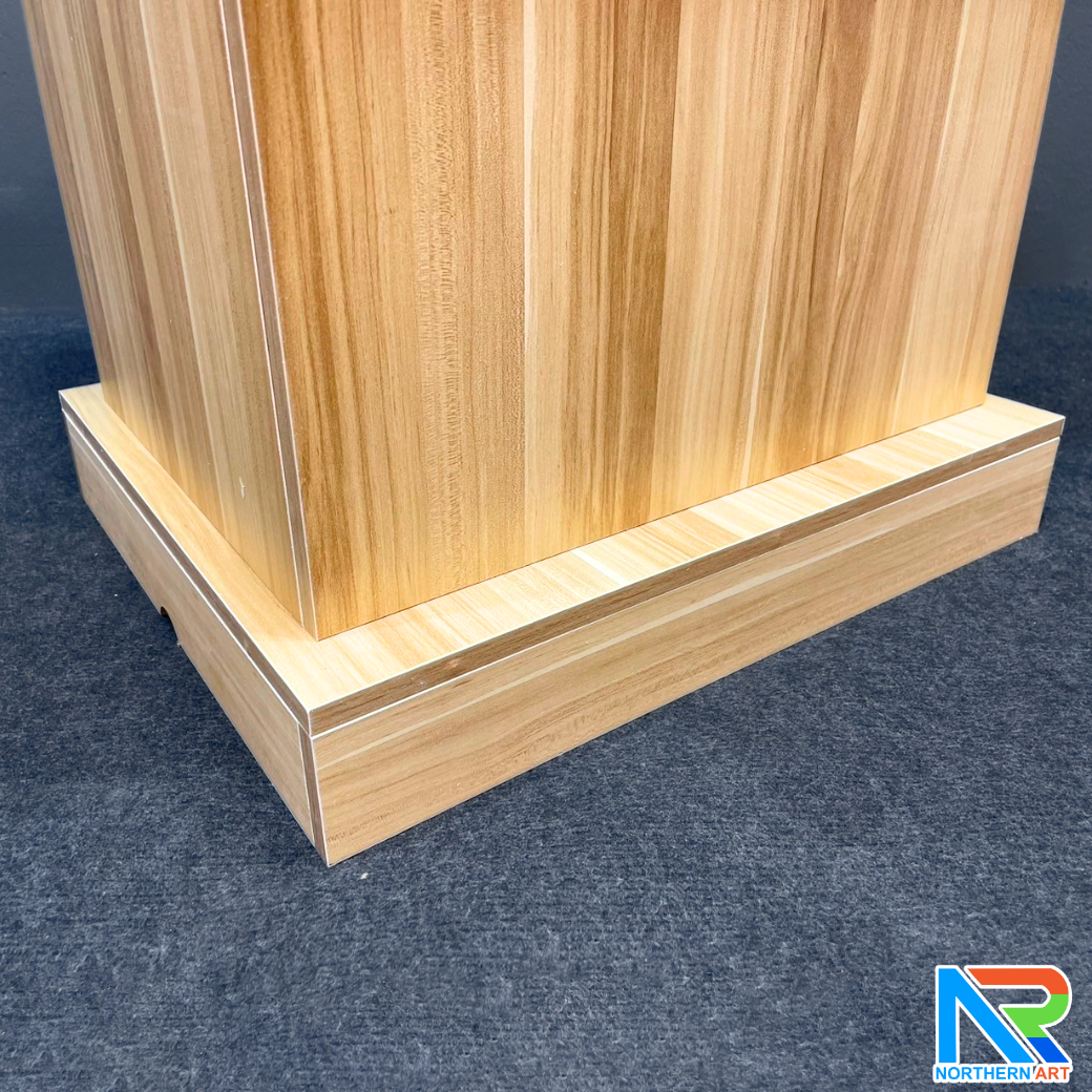 โพเดียมไม้MDF ทูโทน สีขาว และสีสักลายไม้ ขนาด (W)73 x (L)54 x (H)117 cm. พร้อมชั้นวาง