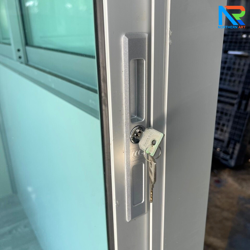 ป้อมยามสำเร็จรูป รุ่น ISOWALL ขนาด 1.50x1.50 ม.โครงสร้างเหล็ก ผนังISOWALL หนา 50 มม.กรอบประตู-หน้าต่าง อะลูมิเนียมสีเงิน