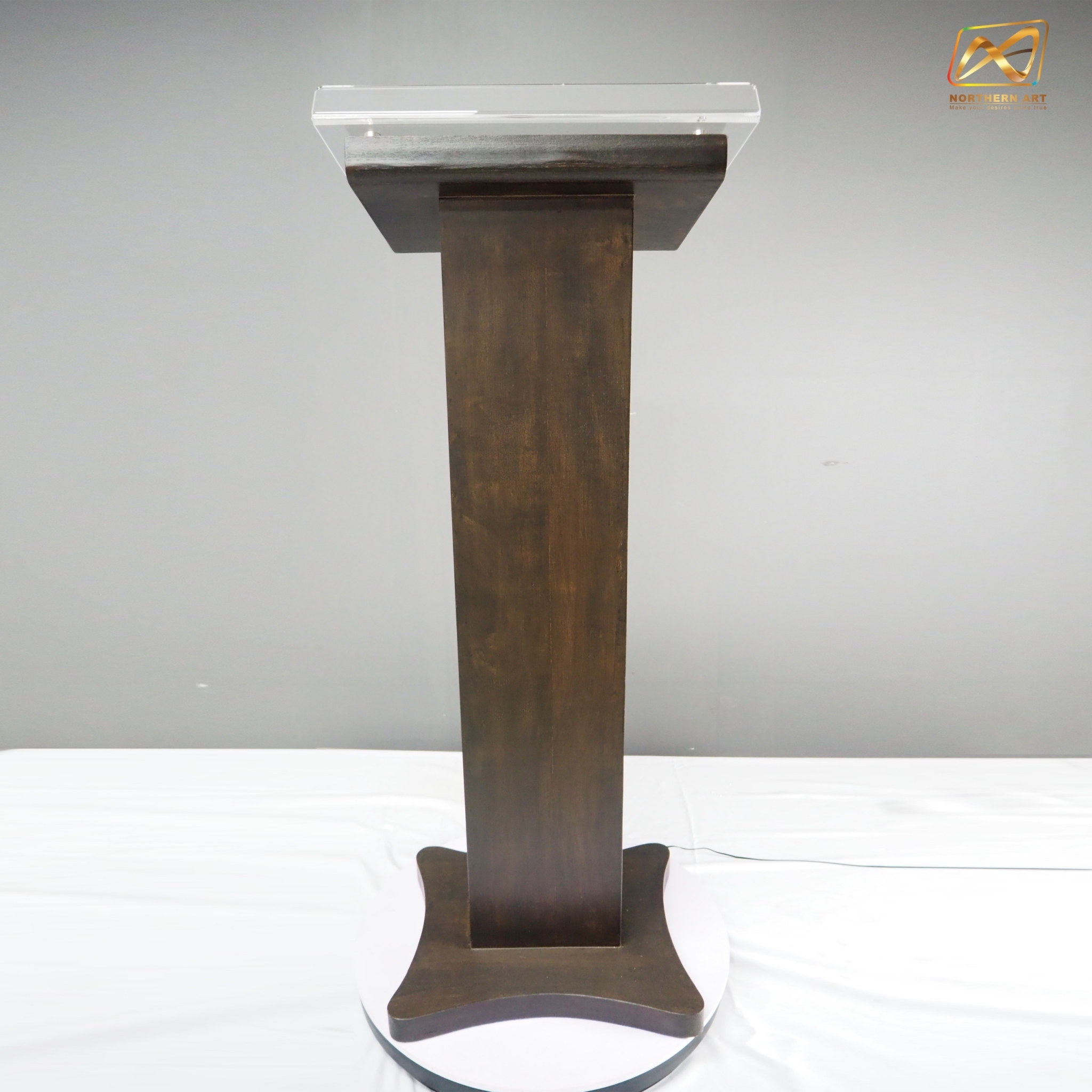 โพเดียมลายไม้ สีโอ๊คเข้ม ขนาด (W) 48 x (L) 40 x (H) 120 cm. Top เอียง ปิดทับอะคริลิคใสพร้อมหมุด