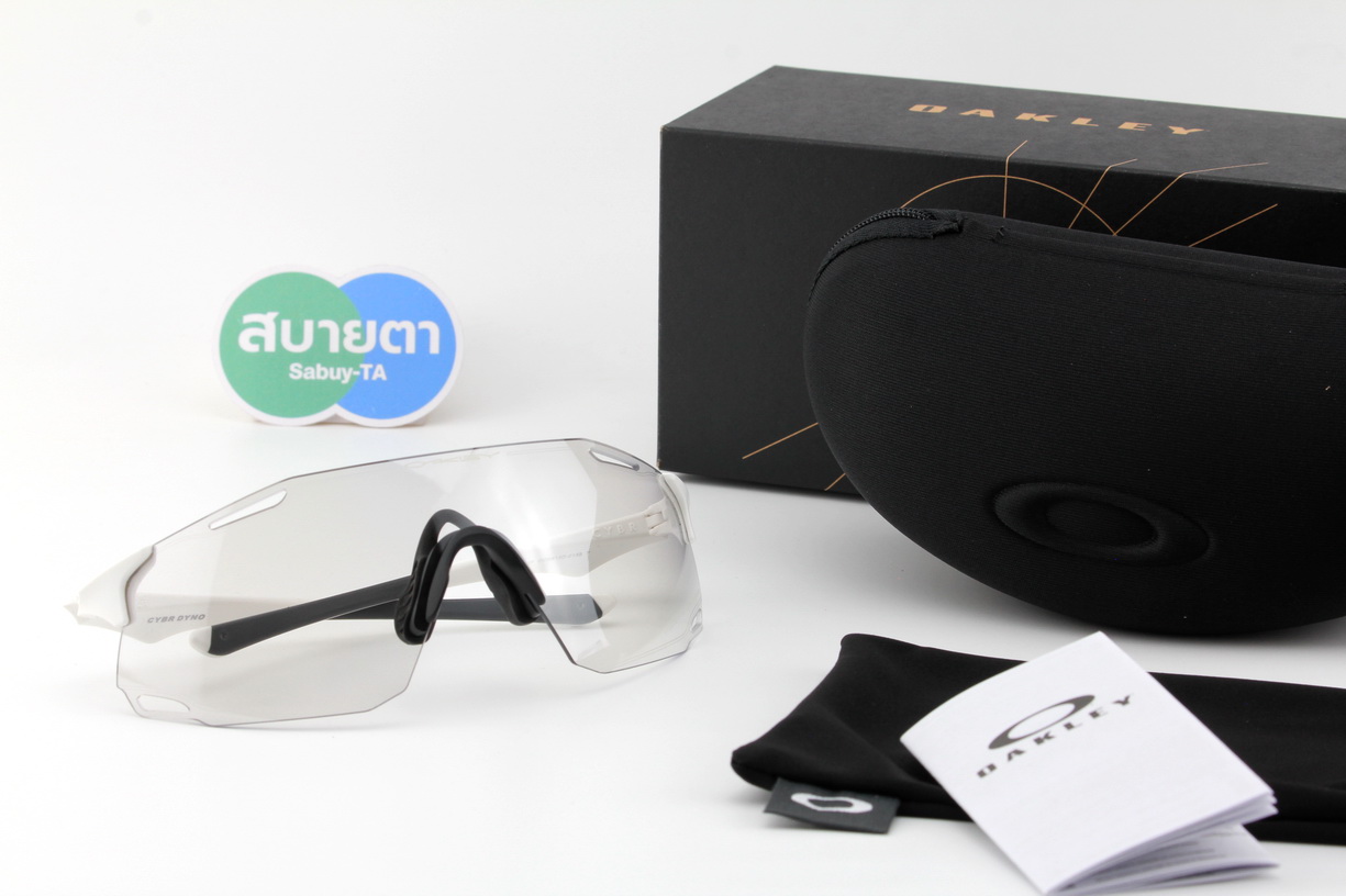 Oakley CYBR DYNO Matte White / Clear Photochromic 50% Black OO9513D-01