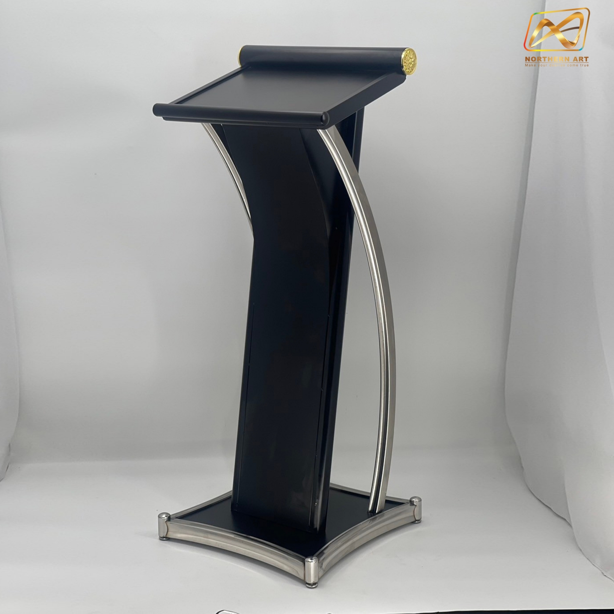 โพเดียมเหล็ก สีดำ ตกแต่งเสาโค้งสแตนเลสสีเงิน เกรด201 ขนาด(W)48 x (L)39 x (H)117 cm.