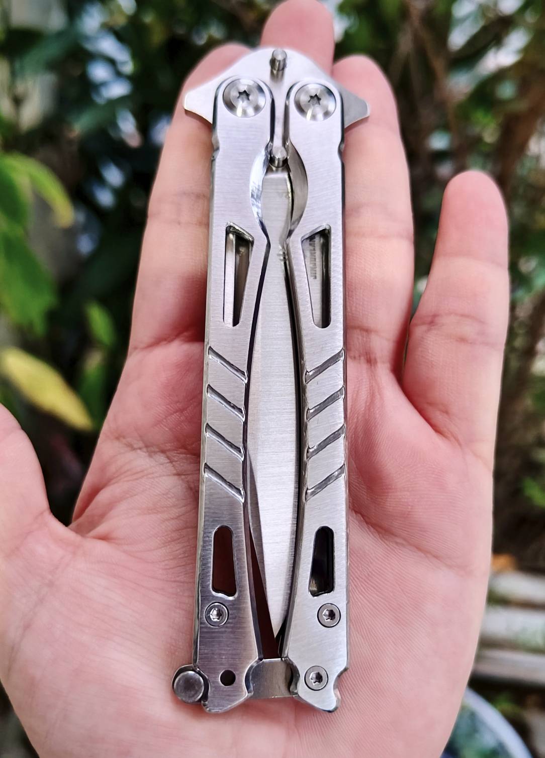 มีดควง บาลิซองสแตนเลสทั้งใบและด้าม เป็นสแตนเลสเต็มๆ น้ำหนักดี ควงง่ายงานแน่น ท้ายล็อคแน่นหนา สามารถใช้งานได้จริง