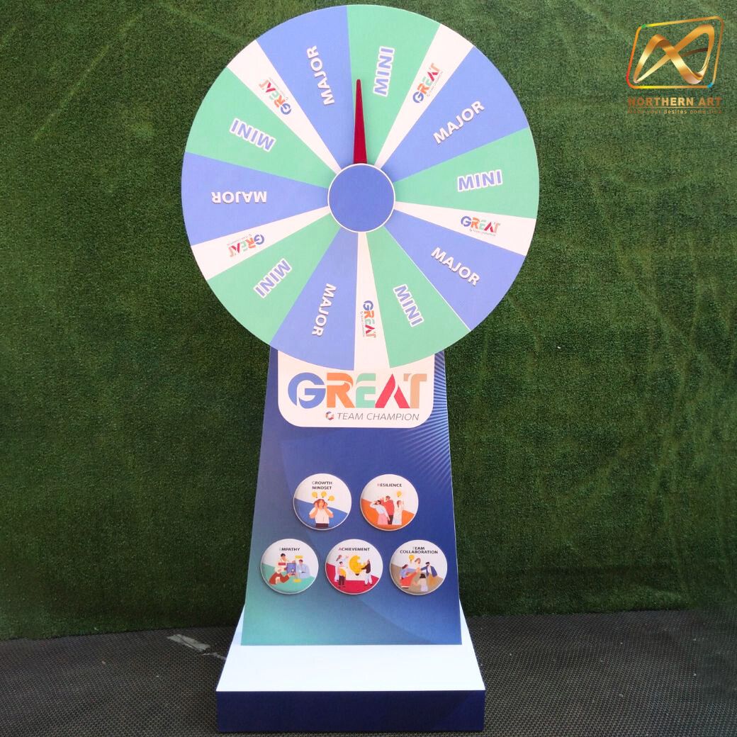 เกมส์วงล้อไม้ ตั้งพื้น ขนาดวงล้อ 80 ซม. สูง 168 ซม. มีล้อเลื่อน สามารถอออกแบบสติ๊กเกอร์ได้ตามความต้องการ