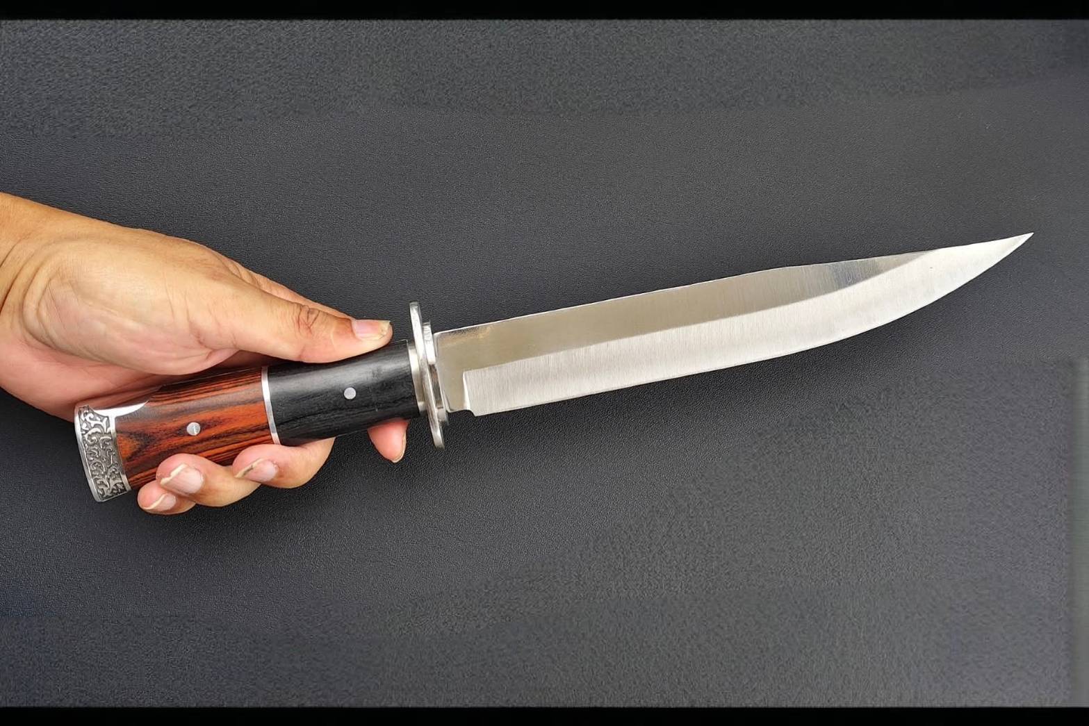 มีดแคมป์ยาว Red Wolf มีดคลาสสิคที่มาพร้อมกับใบยาว 10.5 นิ้ว ด้ามจับเป็นไม้ผสมโลหะ มีการ์ดมือป้องกันนิ้วไม่ลื่นไปโดนคม มาพร้อมซองพลาสติกแข็ง ติดตั้ง Tek lock สะดวก คล่องตัว