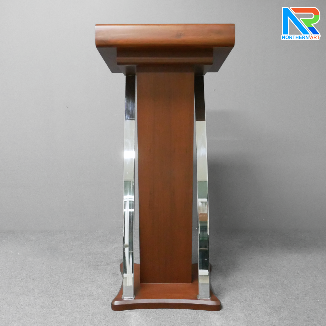 โพเดียมไม้ สีโอ๊คแดง ตกแต่งสแตนเลสเกรด304 ขนาด (W) 55 x (L) 50 x (H) 120 cm.