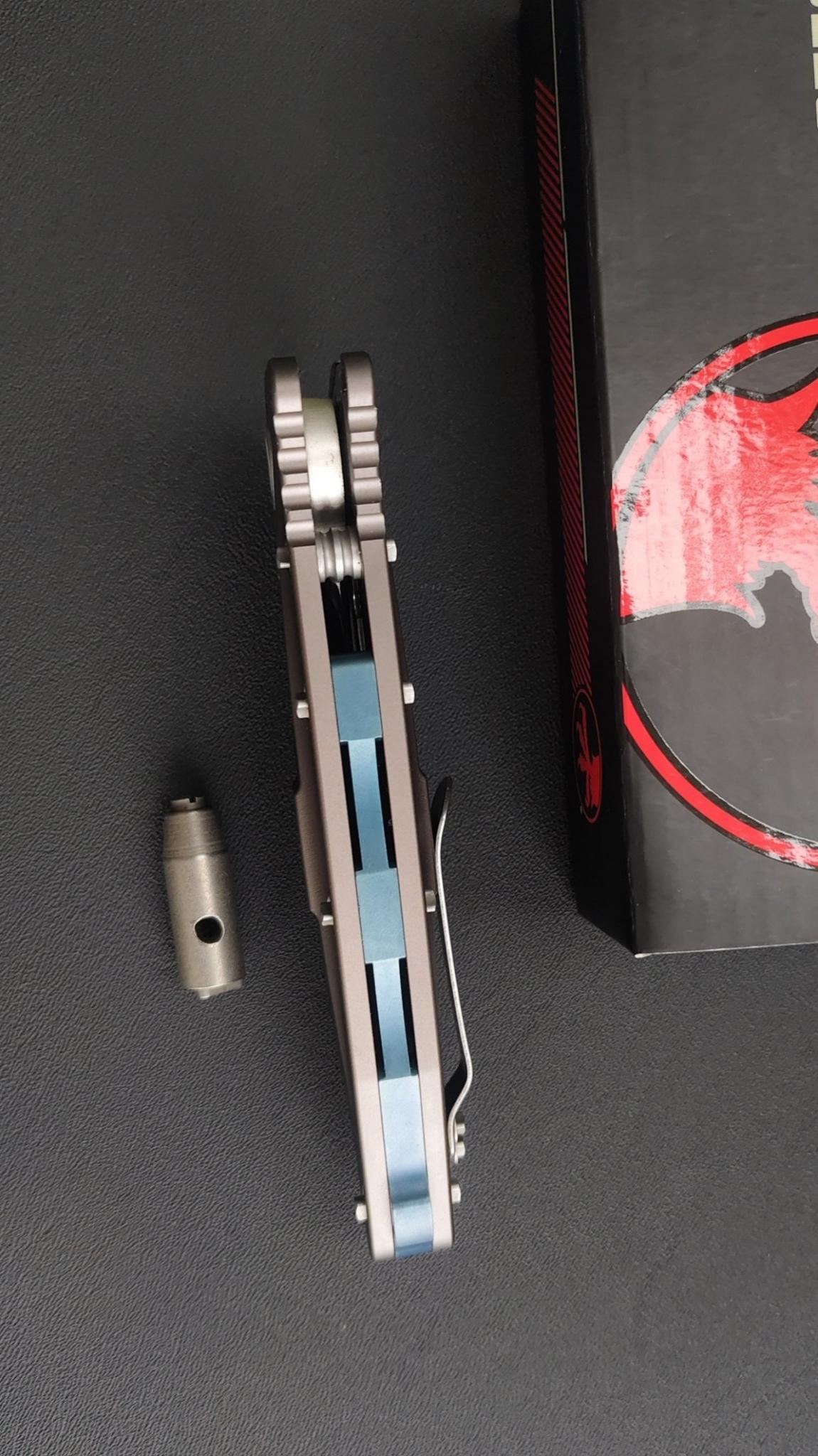 มีดพับ Bullet Fang🔥 🔥มีดพับทรง tanto blade ที่ออกแบบมาอย่างดุดันและแข็งแรง ตัวใบมีดเงาวับคมกริบ เน้นสันตรงปลายมุมแหลมที่ทะลุทะลวงได้ดี ด้ามจับใช้วัสดุโลหะชุบสี titanium finish ให้ความรู้สึกพรีเมียม มั่นคง แข็งแรง และจับถนัดมือ เสริมด้วยสกร