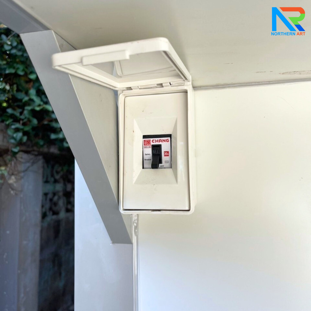 ป้อมยามสำเร็จรูป รุ่น ISOWALL ขนาด 1.50x1.50 ม.โครงสร้างเหล็ก ผนังISOWALL หนา 50 มม.กรอบประตู-หน้าต่าง อะลูมิเนียมสีเงิน