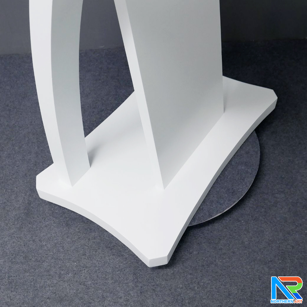 โพเดียมไม้ ยืนคู่ สีขาว ขนาด (W)90 x (L)52 x (H)120 cm. ตกแต่งแถบลามิเนตสีเงินเงาTOPและเสาข้าง