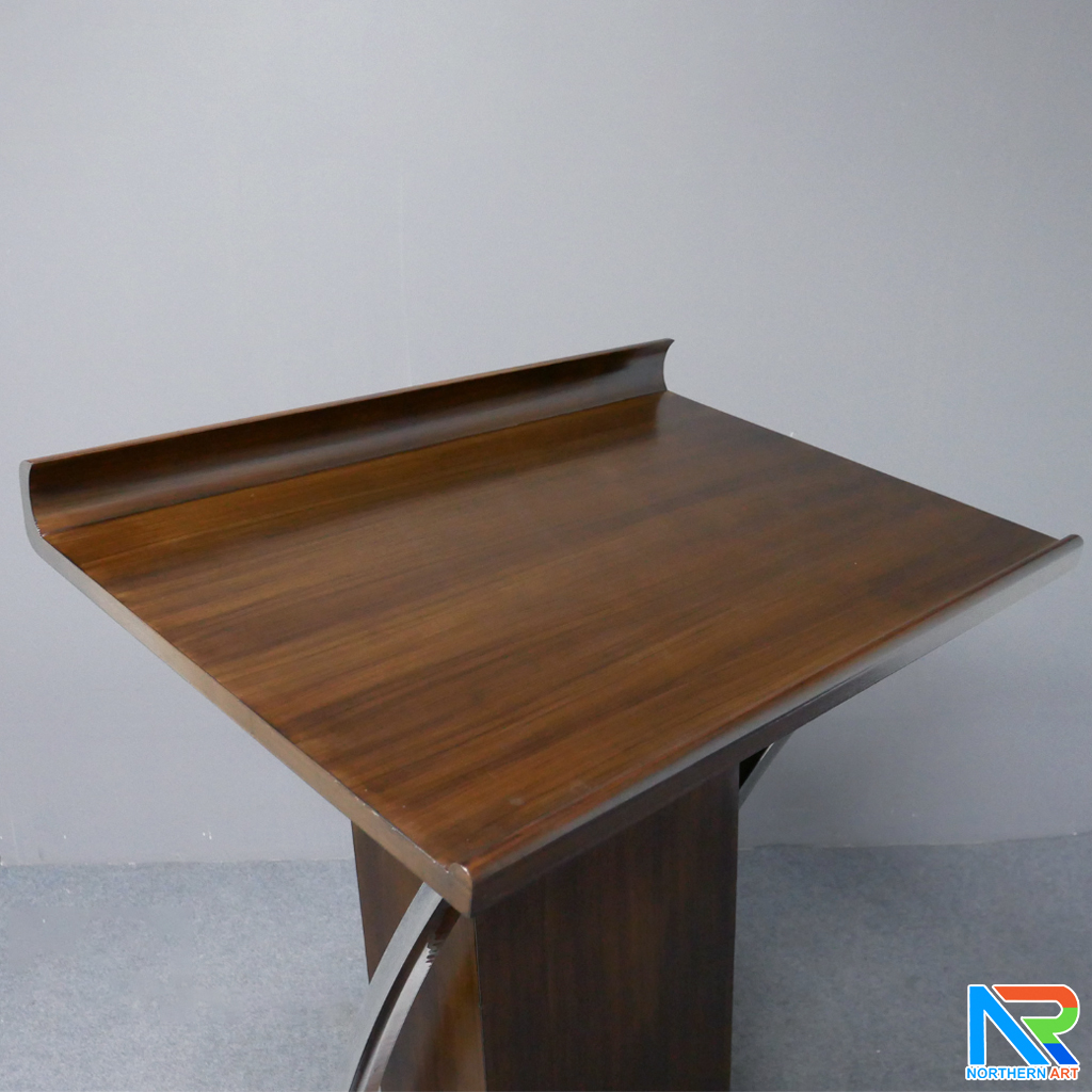 โพเดียมไม้ ยืนคู่ สีโอ๊คเข้ม ขนาด (W) 90x (L) 63 x (H) 120 cm. ตกแต่งเสาโค้งสแตนเลสเกรด 304