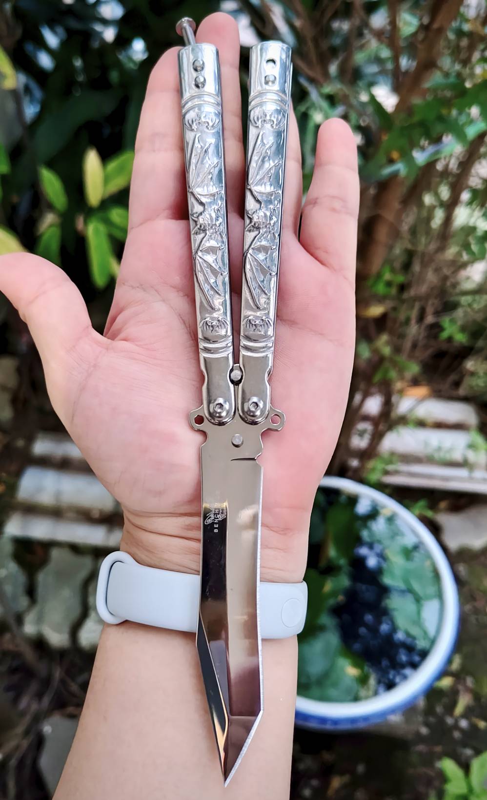 🦇 มีดควงค้างคาว เป็นบาลิซองสแตนเลส ขัดเงาเต็มตัว ใบทรงทันโตะ ปลายเฉียบ เส้นคมคมชัด ดูมีพลัง ด้ามแกะลายค้างคาวกางปีก รายละเอียดสวย งานนูนคมจนสัมผัสได้ ทั้งใบและด้ามเป็นสแตนเลส แข็งแรง จับแล้วรู้สึกถึงน้ำหนักพอดีมือ สายสะสม / สายชอบงานเงา / สายเท่เร