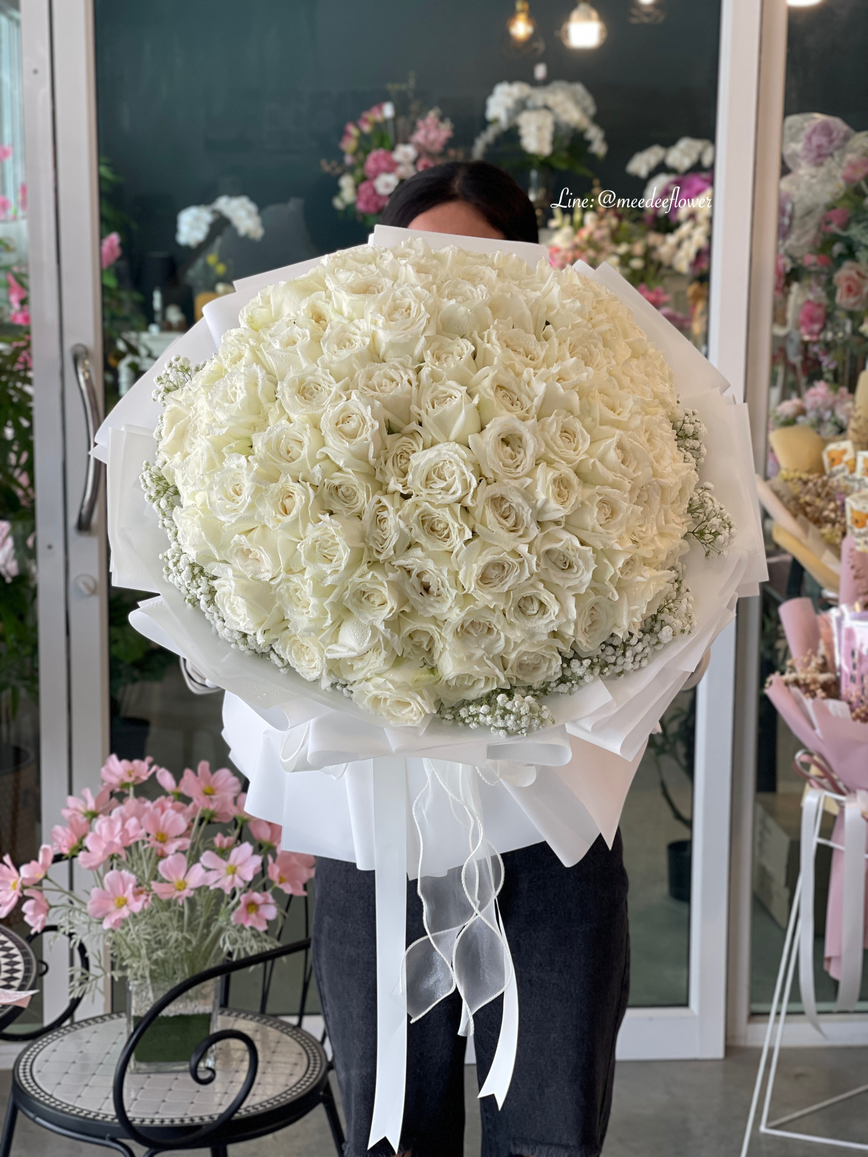 ช่อดอกกุหลาบสีขาว 100 ดอก ช่อกุหลาบขาวตั้งได้