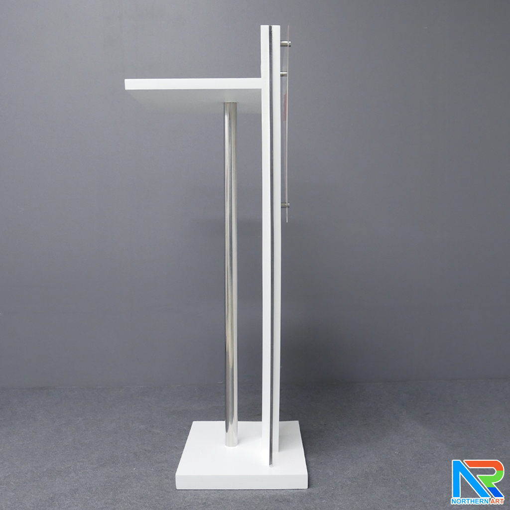 โพเดียมไม้สีขาว ทรงสามเหลี่ยม ขนาด (W) 45 x (L) 35 x (H) 120 cm. ด้านข้างอะคริลิคใส หนา 8 มม. ด้านหน้าอะคริลิคใส ติดหมุด สำหรับติดโลโก้