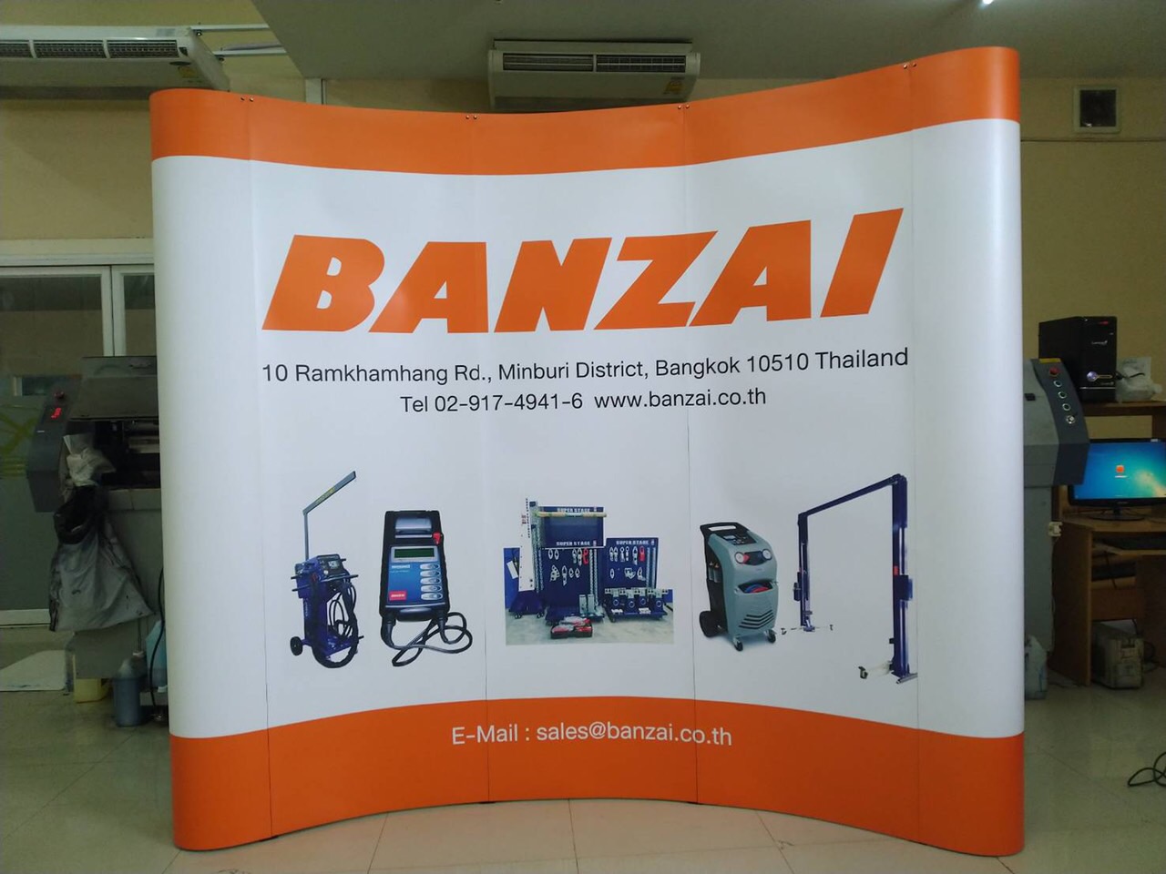 BACK DROP ฉากแบคดรอป รุ่นมน แบบโค้ง โครงอะลูมิเนียม ถอดประกอบได้ พร้อมงานพิมพ์ +โคมไฟ 2 ชุด และกระเป๋าล้อลาก 1 ใบ