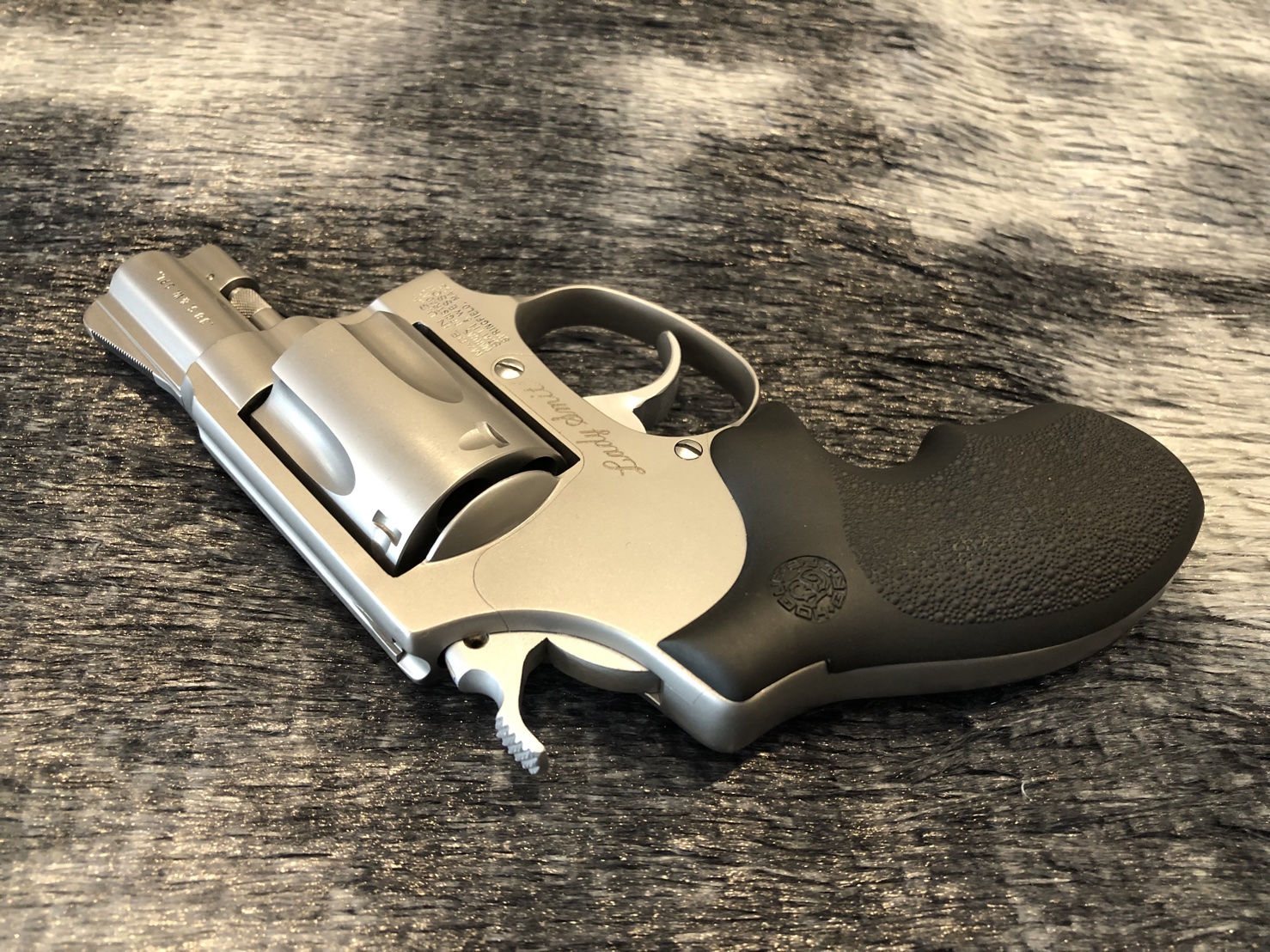 ** ขายแล้ว ** [ปืนมือฝากขายมือสอง] Smith&Wesson .38 M60 Lady Smith 2นิ้ว ขาวจั๊ว สภาพดี สวยแน่นตึบ ไม่เคยแกะ บานพับไม่คลอน !! **รับประกันเช่นเดิม**