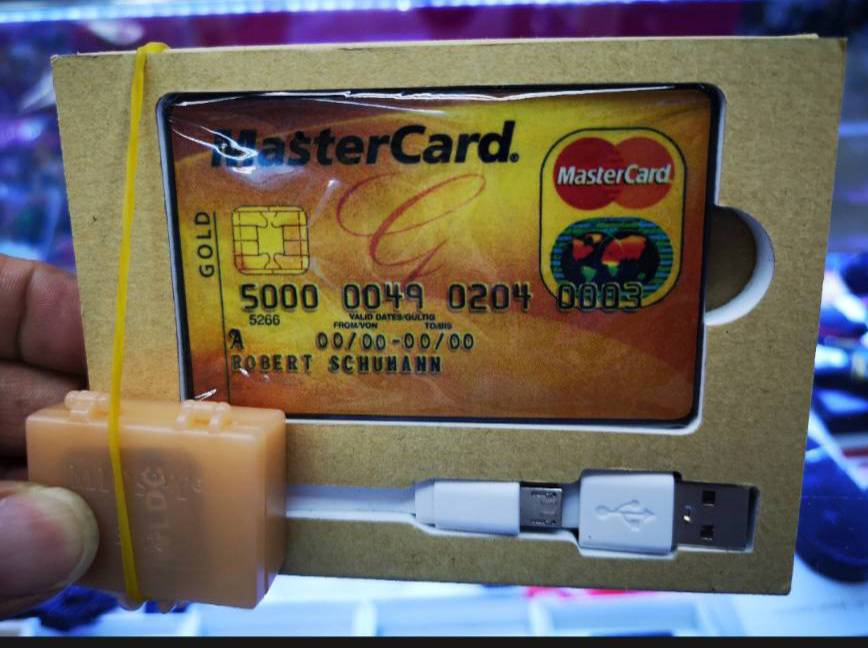 เครื่องดักฟังการสนทนา รูปทรงบัตรเครดิต มาพร้อมกับหูฟังจิ๋ว