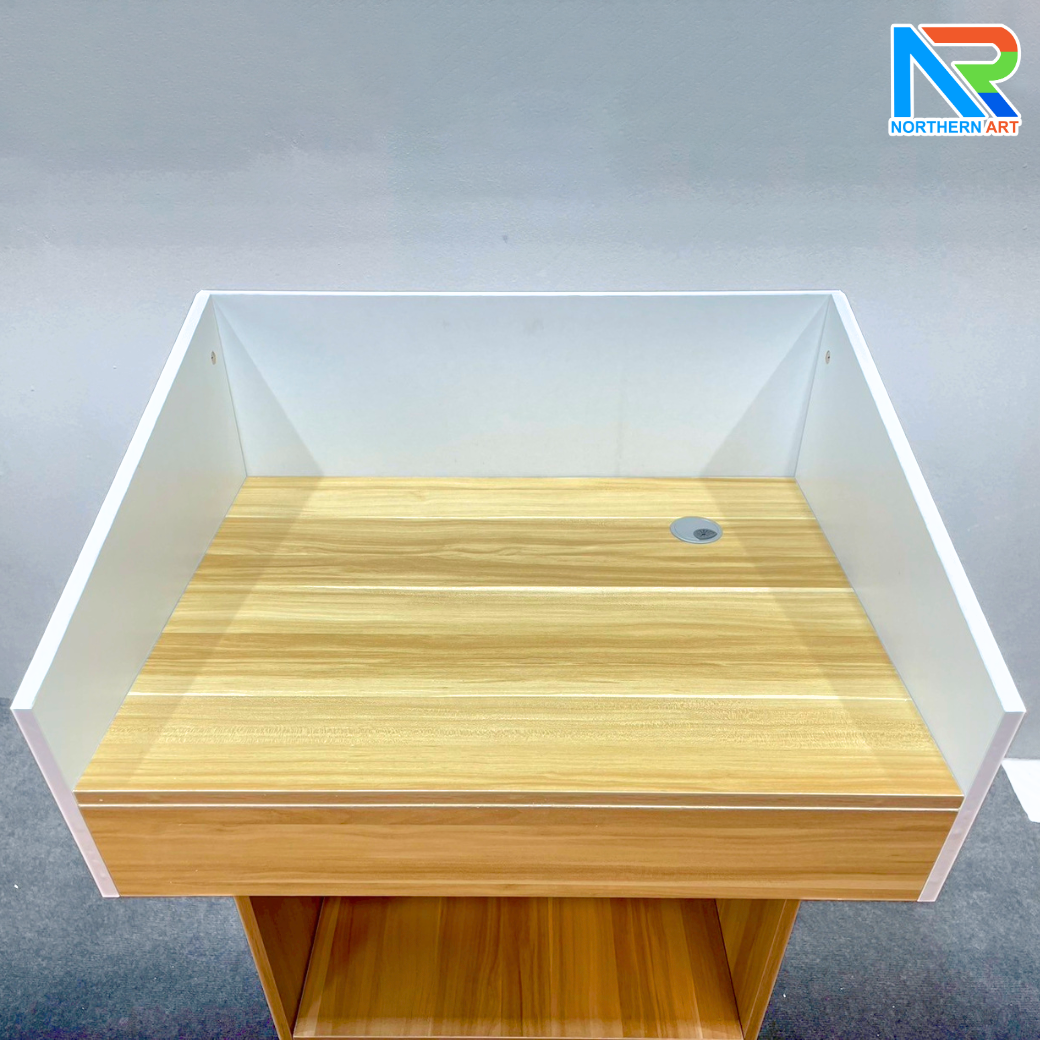 โพเดียมไม้MDF ทูโทน สีขาว และสีสักลายไม้ ขนาด (W)73 x (L)54 x (H)117 cm. พร้อมชั้นวาง