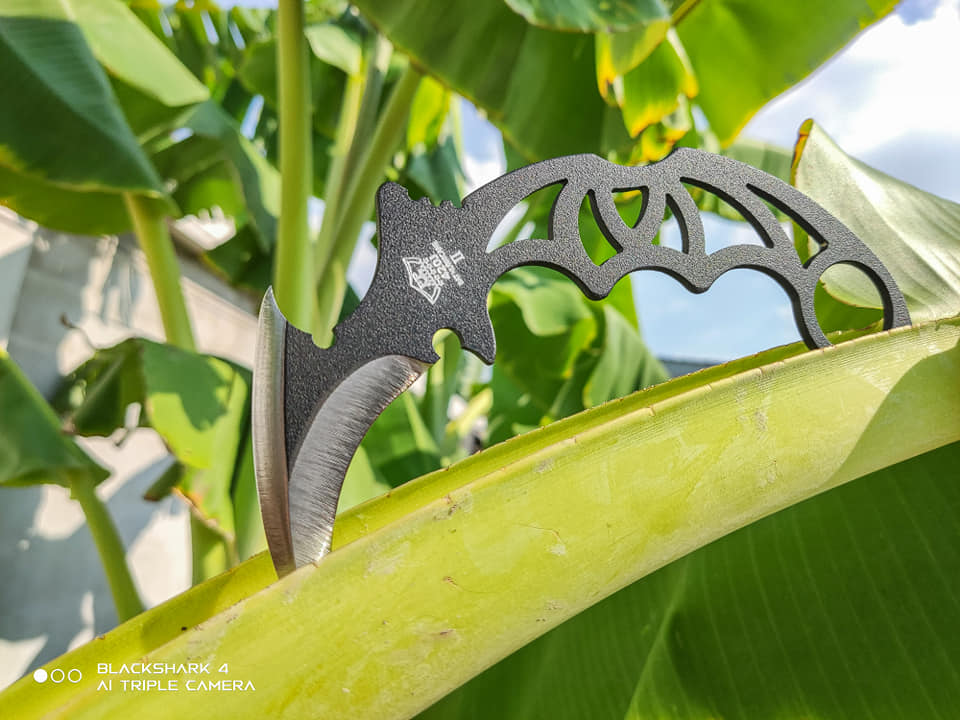 มีดควง Bat Black Hurricane มีดควงคารัมบิต 2 คม ทำจากสแตนเลส420 ไม่ต้องกลัวสนิม และเป็นมีดควงที่โด่งดังที่สุด ที่ขายออกไปแล้วทั่วโลก