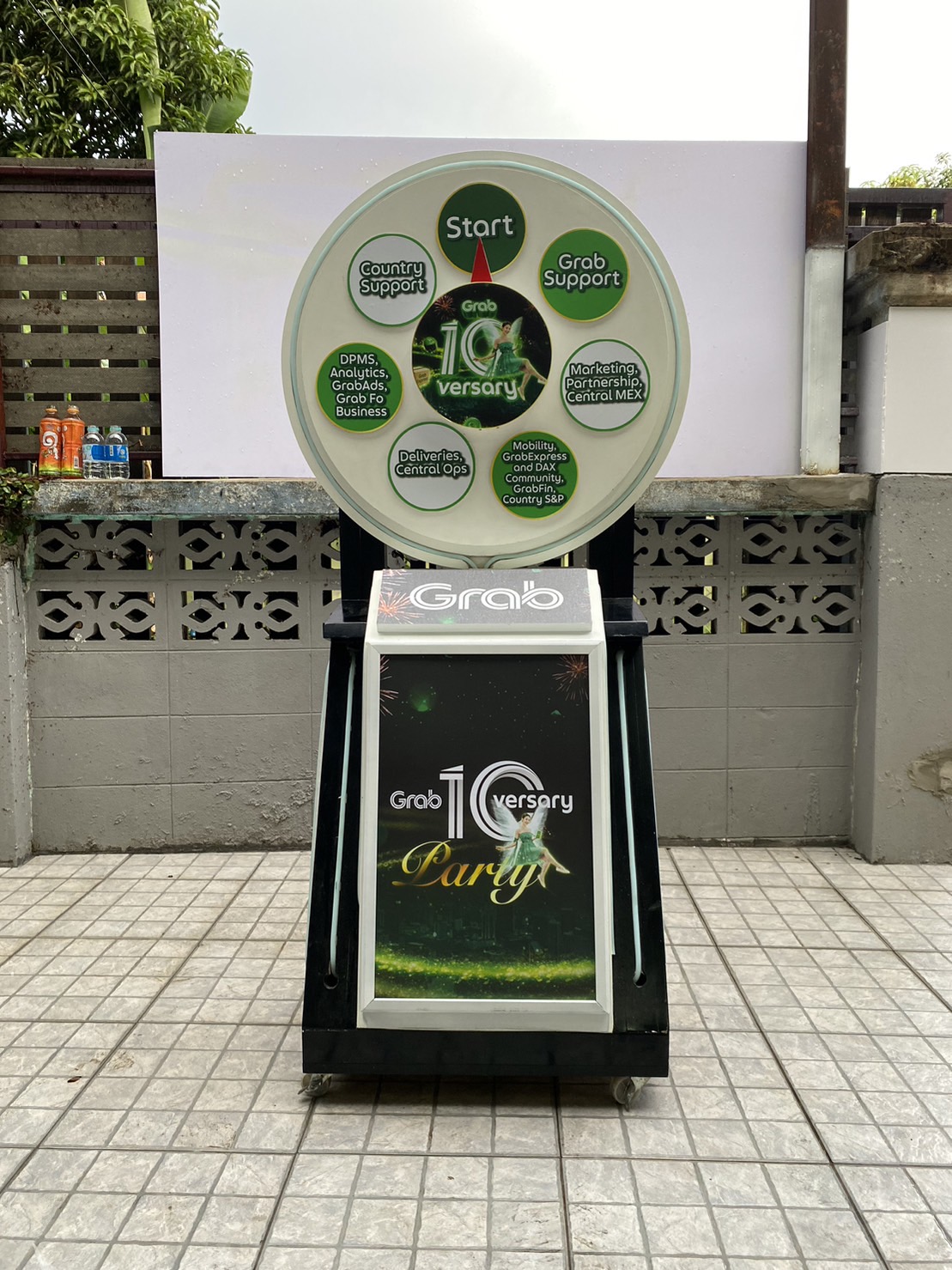 เช่าเกมส์วงล้อ มีไฟ มือหมุน ขนาด (W) 80 x (H) 162 ซม.พร้อมกรอบสแนปเฟรม สำหรับใส่ภาพด้านหน้า