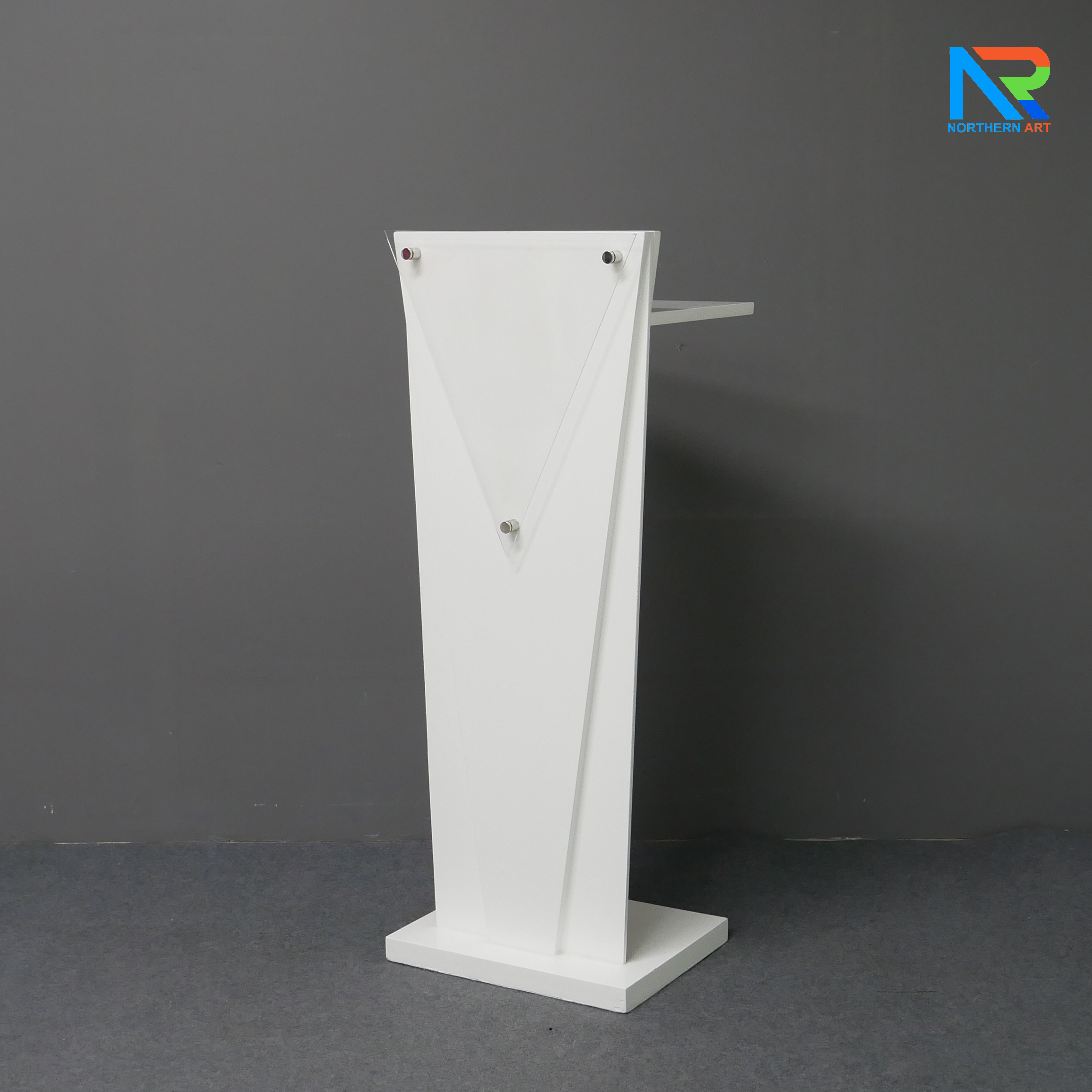 โพเดียมไม้สีขาว ทรงสามเหลี่ยม ขนาด (W) 45 x (L) 35 x (H) 118 cm. ด้านหน้าอะคริลิคใส ติดหมุด สำหรับติดโลโก้